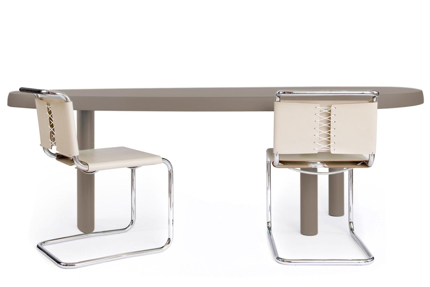 Table En Forme Libre by Cassina

A design table with soft, enveloping organic shapes, re-visited by Cassina in a new dining size, easily adapted to different spaces and furnishing styles; seats up to 8 people. The table has three legs: one is oval