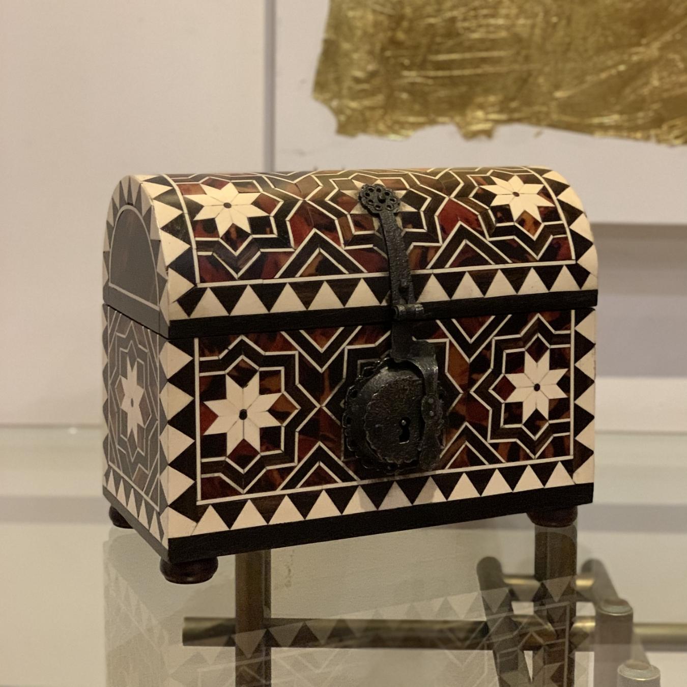 Mudejar Small Coffer with Bone Inlays, Faux Tortoiseshell and an Iron Hardware In New Condition For Sale In Bosques de las Lomas, MX