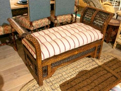 Panca in legno intagliato in stile mudejar con seduta imbottita
