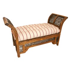 Panca in legno intagliato in stile mudejar con seduta imbottita