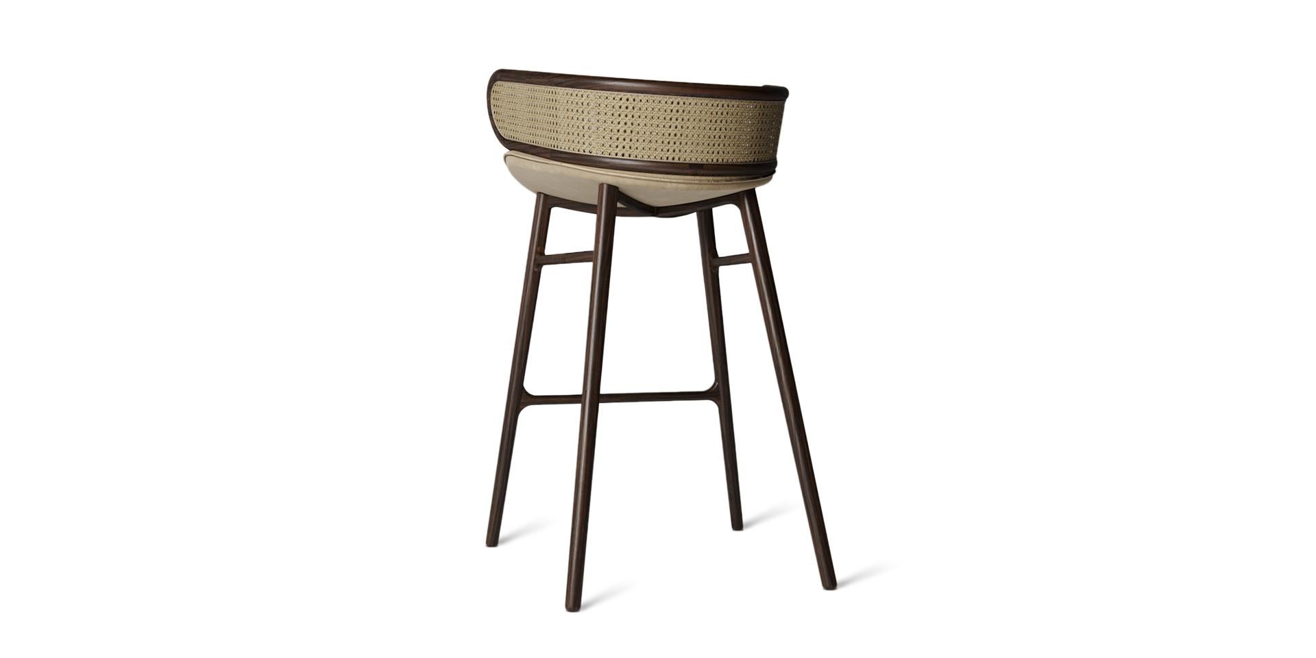 Following the same lines as the magnificent chair, the MUDHIF Bar Stool is the perfect decorative accessory to complete the look of your room. The upholstered Bar Stool presents a beautiful straw detail on the back, which wraps around its soft seat.

