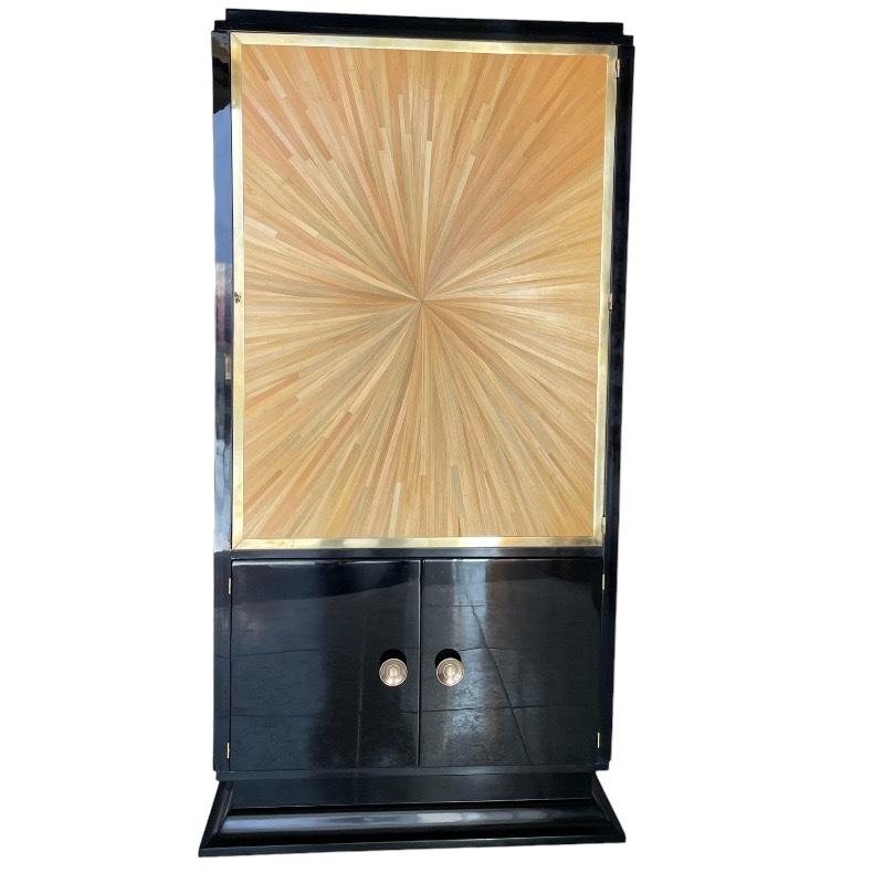 Beautiful art deco bar display cabinet in black lacquered wood, original, with the door covered with straw marquetry on the outside and lined with a beautiful fabric with an Art Deco design on the inside, in the lower part two doors with a series of