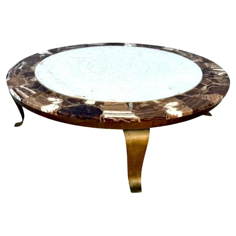 Fine Mueller Of Mexico Round Onyx and Brass Cocktail Table. Magnifique plateau en onyx, une pierre aux motifs et à la coloration uniques, associé à une base en laiton pour un aspect sophistiqué et poli. L'association du laiton et de l'onyx confère à