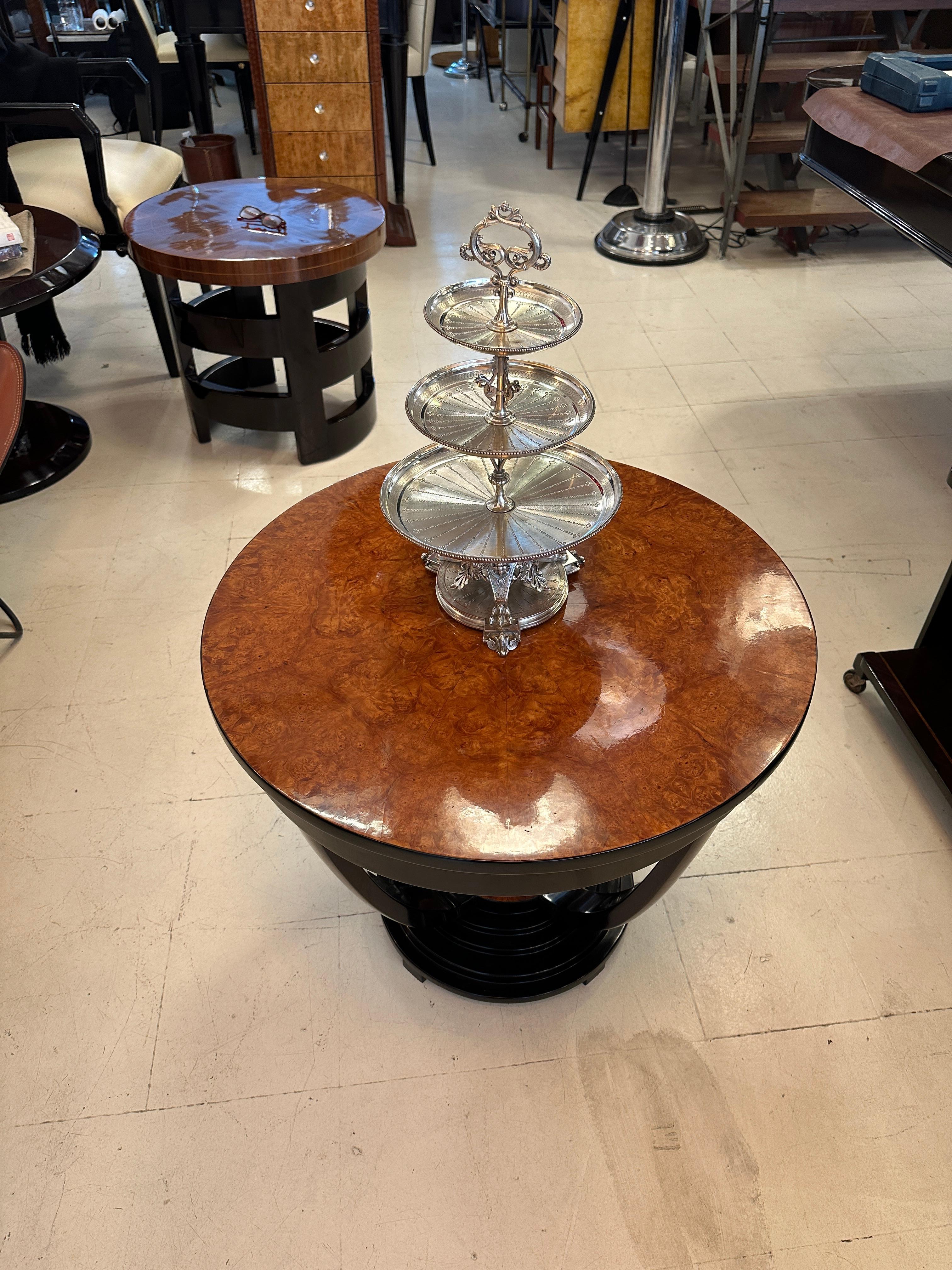 Muffin plate,
Sign: 30
Sign: 28907
Material: Silver plated metal
Style: Art nouveau, Jugendstil, Moderismo, Liberty, Stile Floreale, 1900
If you want to live in the golden years, this is the bar that your project needs.
We have specialized in the