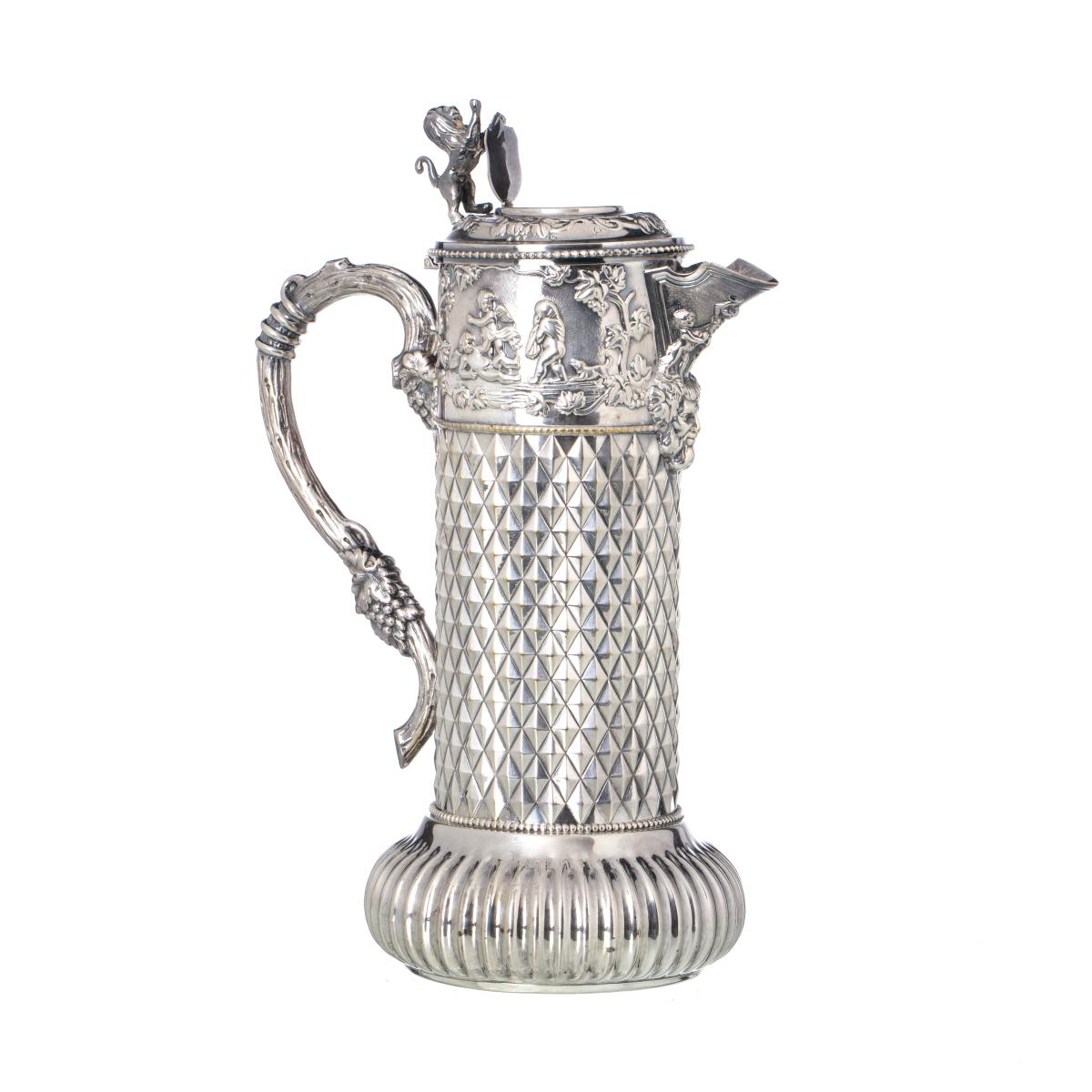 Questa straordinaria tazza portoghese è un esempio eccezionale di arte decorativa e artigianato. Realizzata in una caratteristica forma a conchiglia, la superficie è riccamente ornata da decorazioni in rilievo che sono state cesellate e intagliate