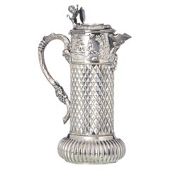 Becher mit Deckel; in einer Muschel