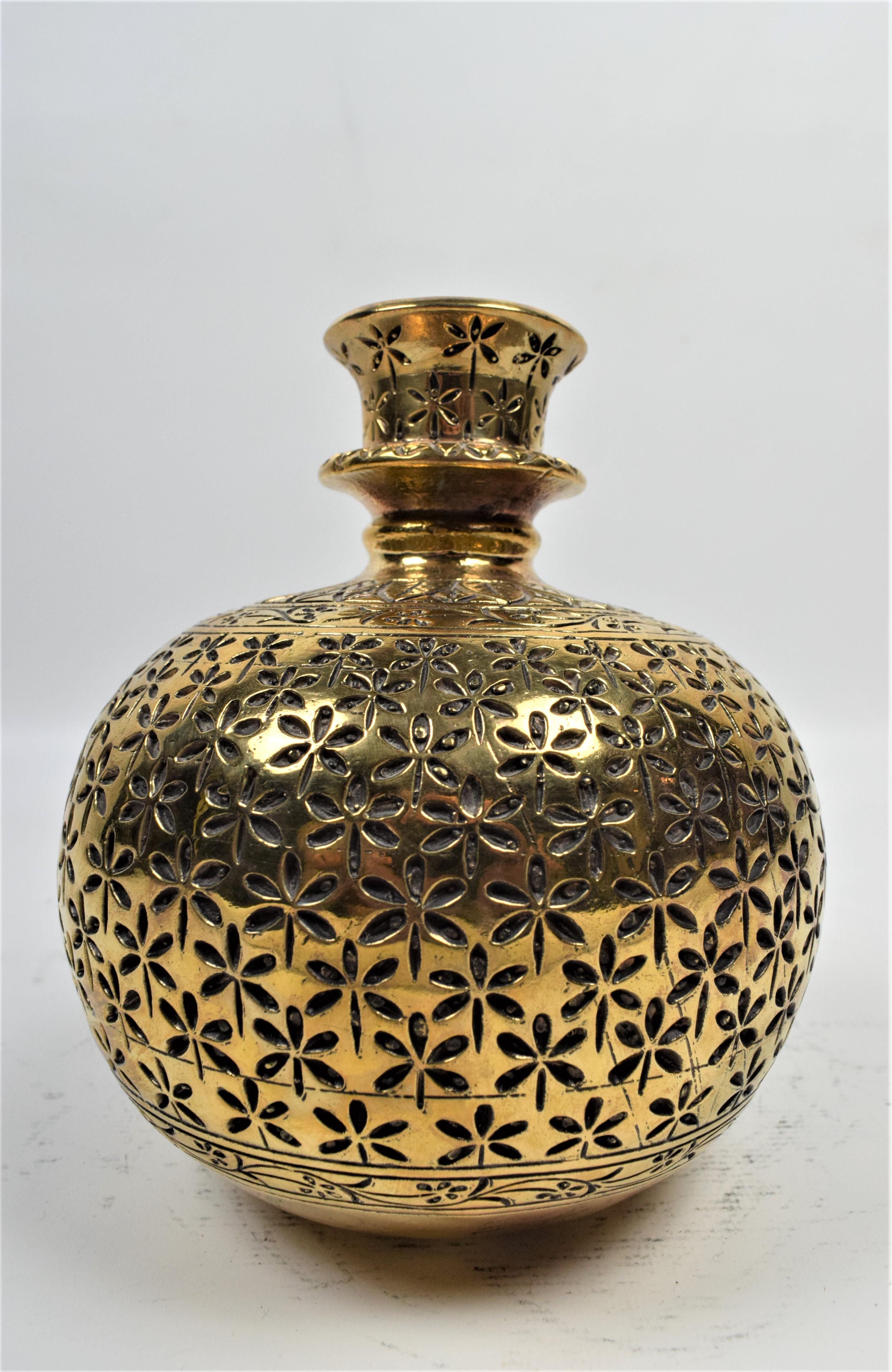Le narguilé Mughal en laiton présente une base en laiton magnifiquement gravée et ornée de motifs floraux et géométriques complexes. La base est une œuvre d'art, mettant en valeur l'artisanat exquis et le souci du détail caractéristiques du design