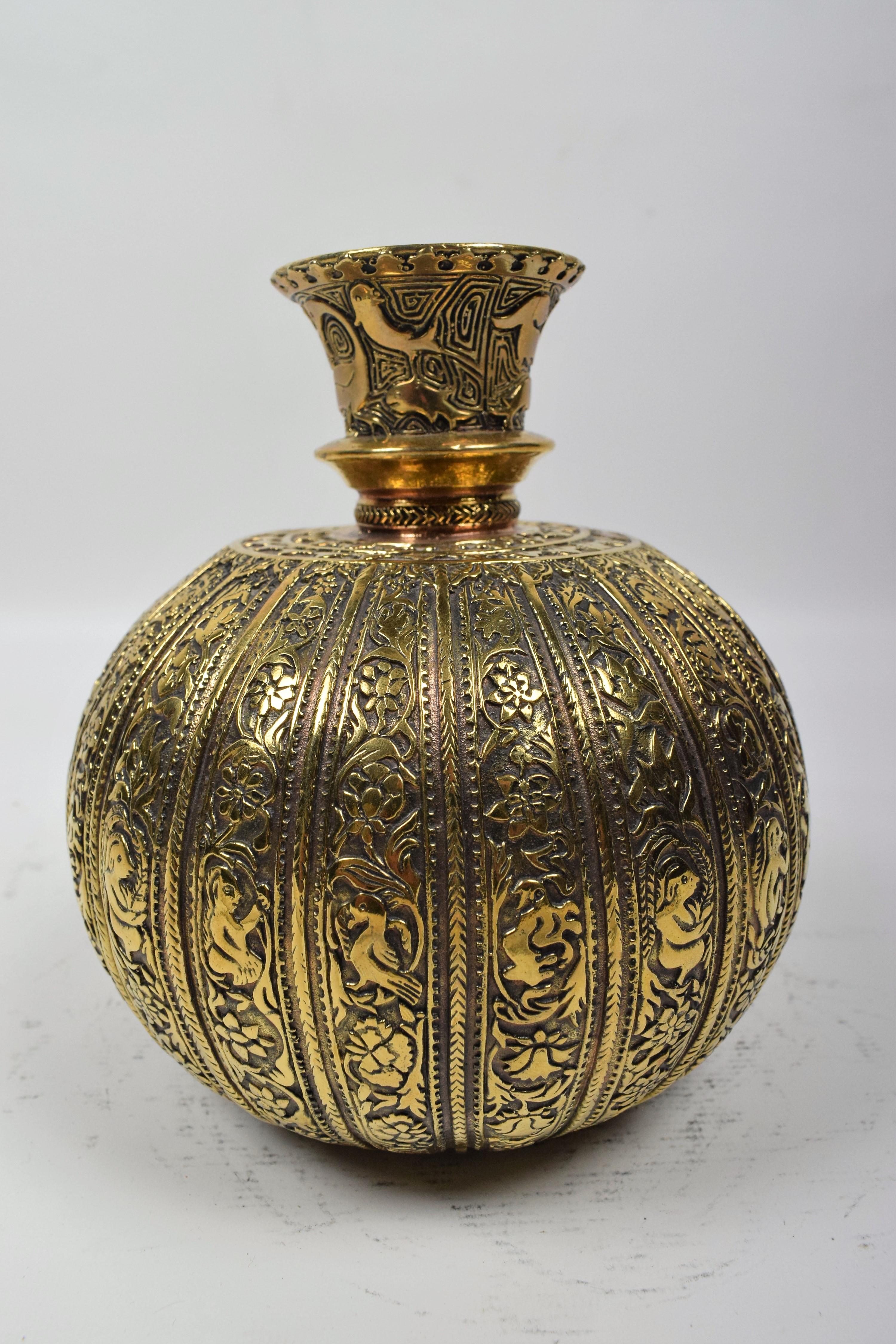 Die Mughal-Hookah aus Messing verfügt über einen wunderschön gravierten Messingboden, der mit komplizierten floralen, geometrischen und tierischen Motiven verziert ist. Der Sockel ist ein Kunstwerk, das die exquisite Handwerkskunst und die Liebe zum