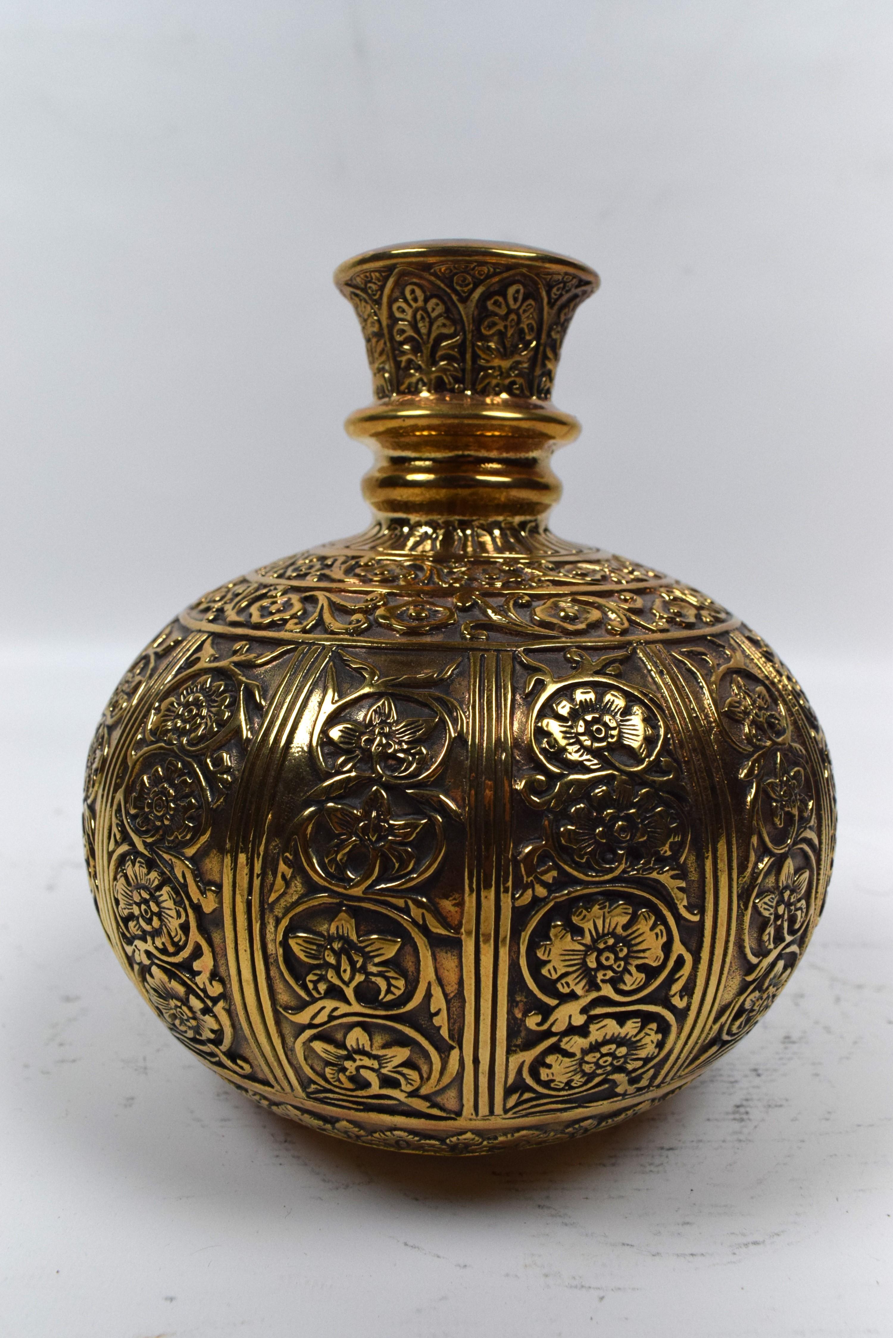 Il narghilè Mughal in ottone è caratterizzato da una base in ottone splendidamente incisa e ornata da intricati motivi floreali e da un'ampia gamma di fiori.  motivi geometrici. La base è un'opera d'arte, che mette in mostra la squisita maestria e