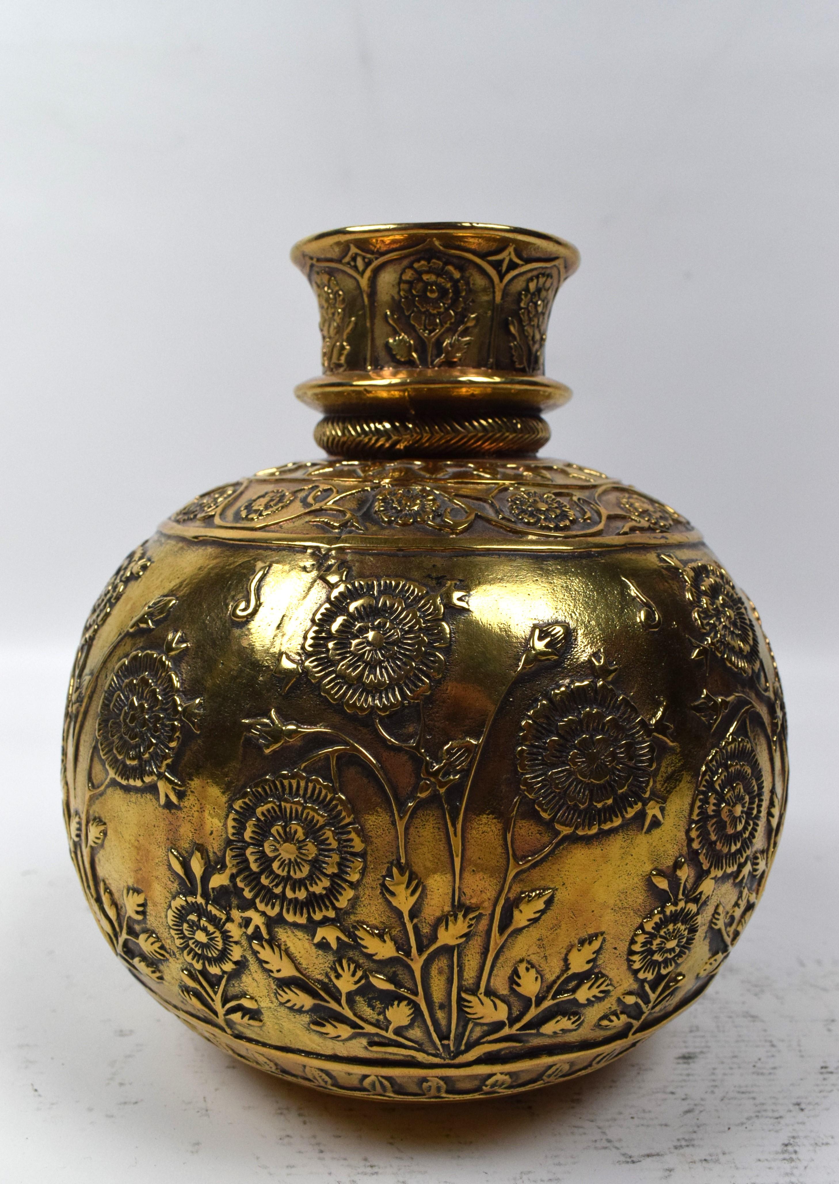 Le narguilé Mughal en laiton est doté d'une base en laiton magnifiquement gravée et ornée de motifs floraux complexes.  motifs géométriques. La base est une œuvre d'art, mettant en valeur l'artisanat exquis et le souci du détail caractéristiques du