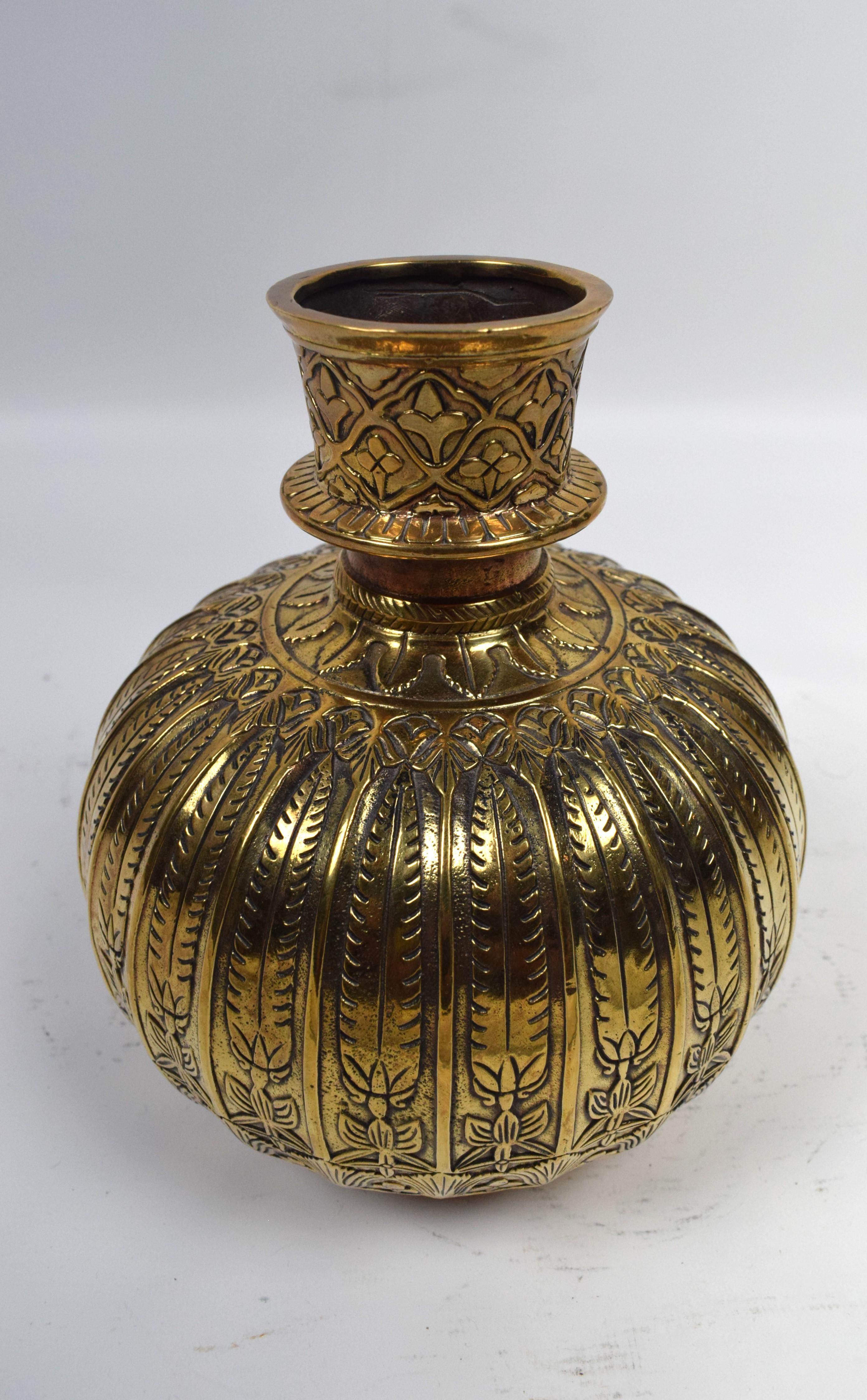 Base per narghilè Mughal in ottone inciso, XX secolo In condizioni buone in vendita a Islamabad, PK