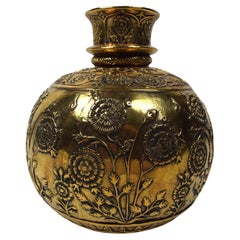 Base per narghilè Mughal in ottone inciso, XX secolo