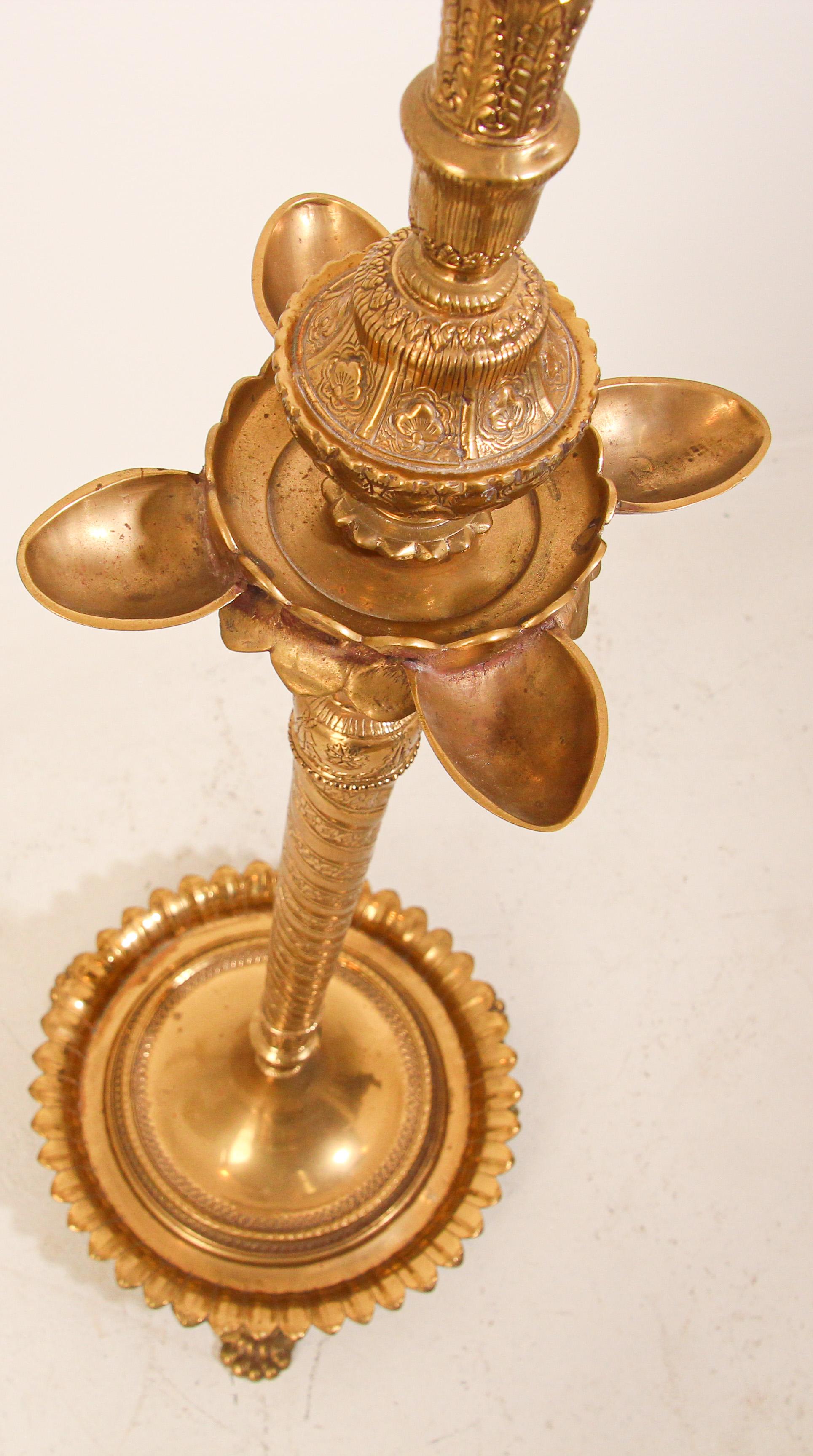 Mughal Raj Hindu Indian Brass Temple Oil Lamp In Good Condition In North Hollywood, CA