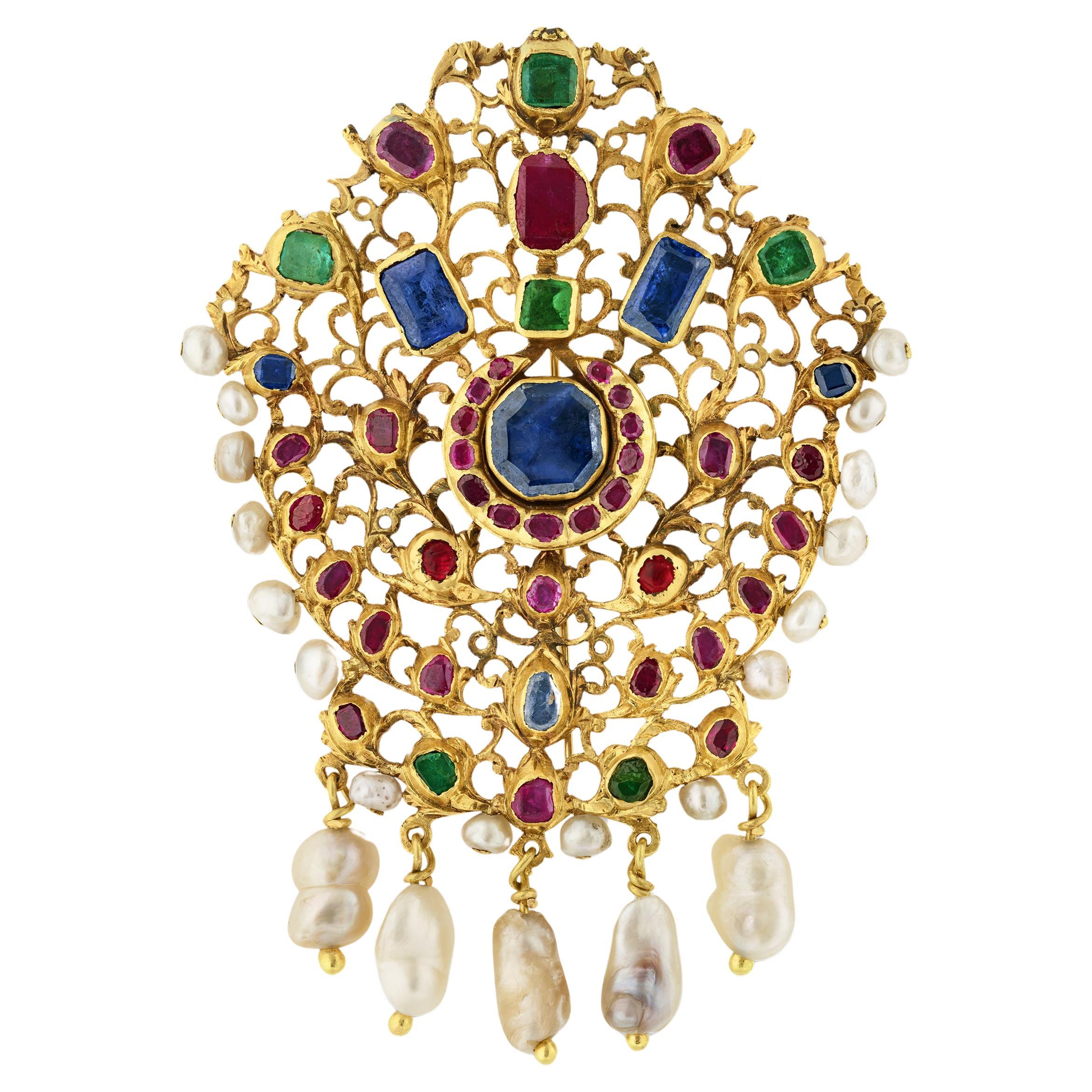 Mughal Brosche mit farbigen Edelsteinen und Perlenanhängern im Angebot