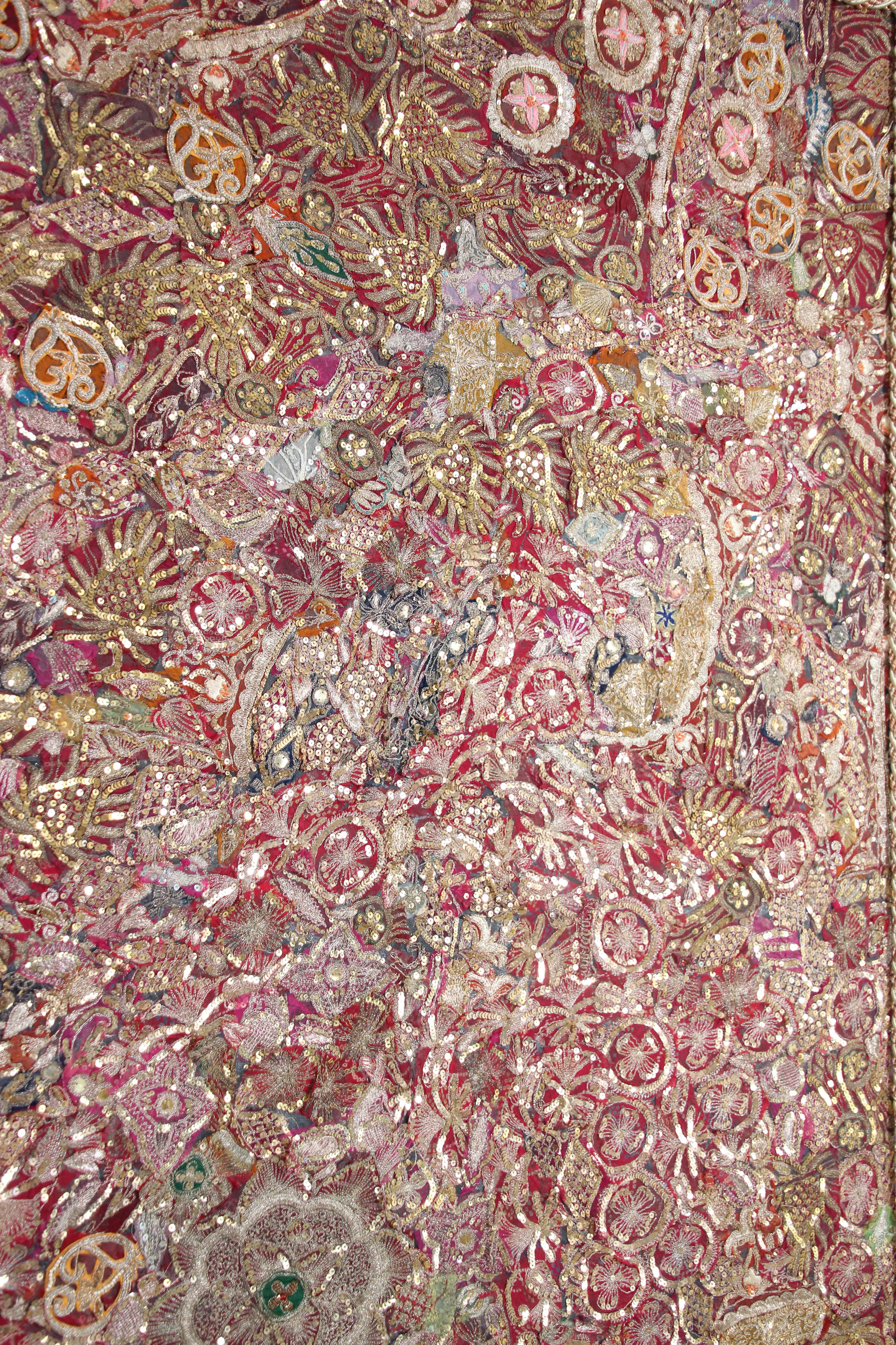Mughal bestickter Metallfaden-Wandteppich aus Rajasthan, gerahmt im Angebot 3
