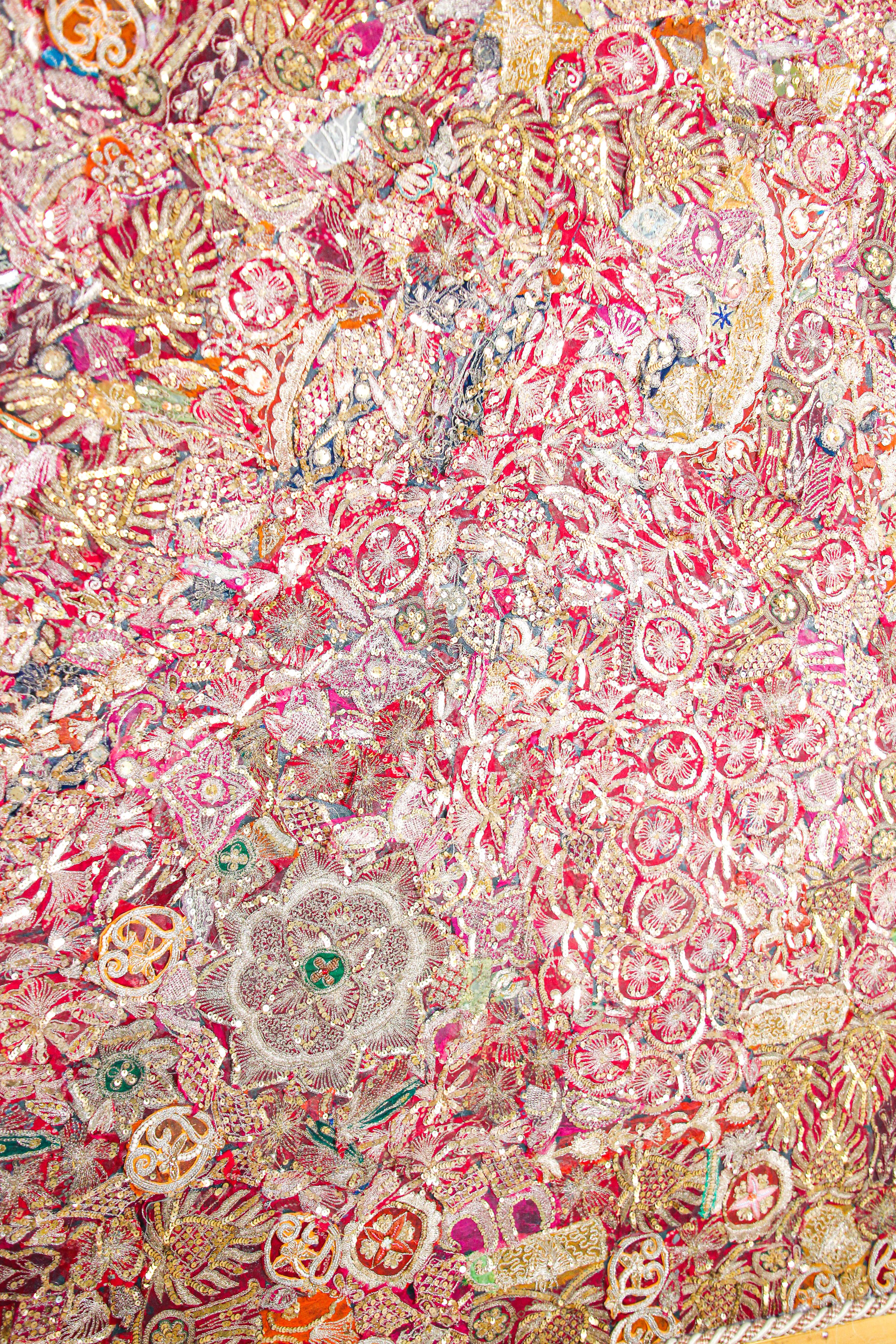 Mughal bestickter Metallfaden-Wandteppich aus Rajasthan, gerahmt im Angebot 4
