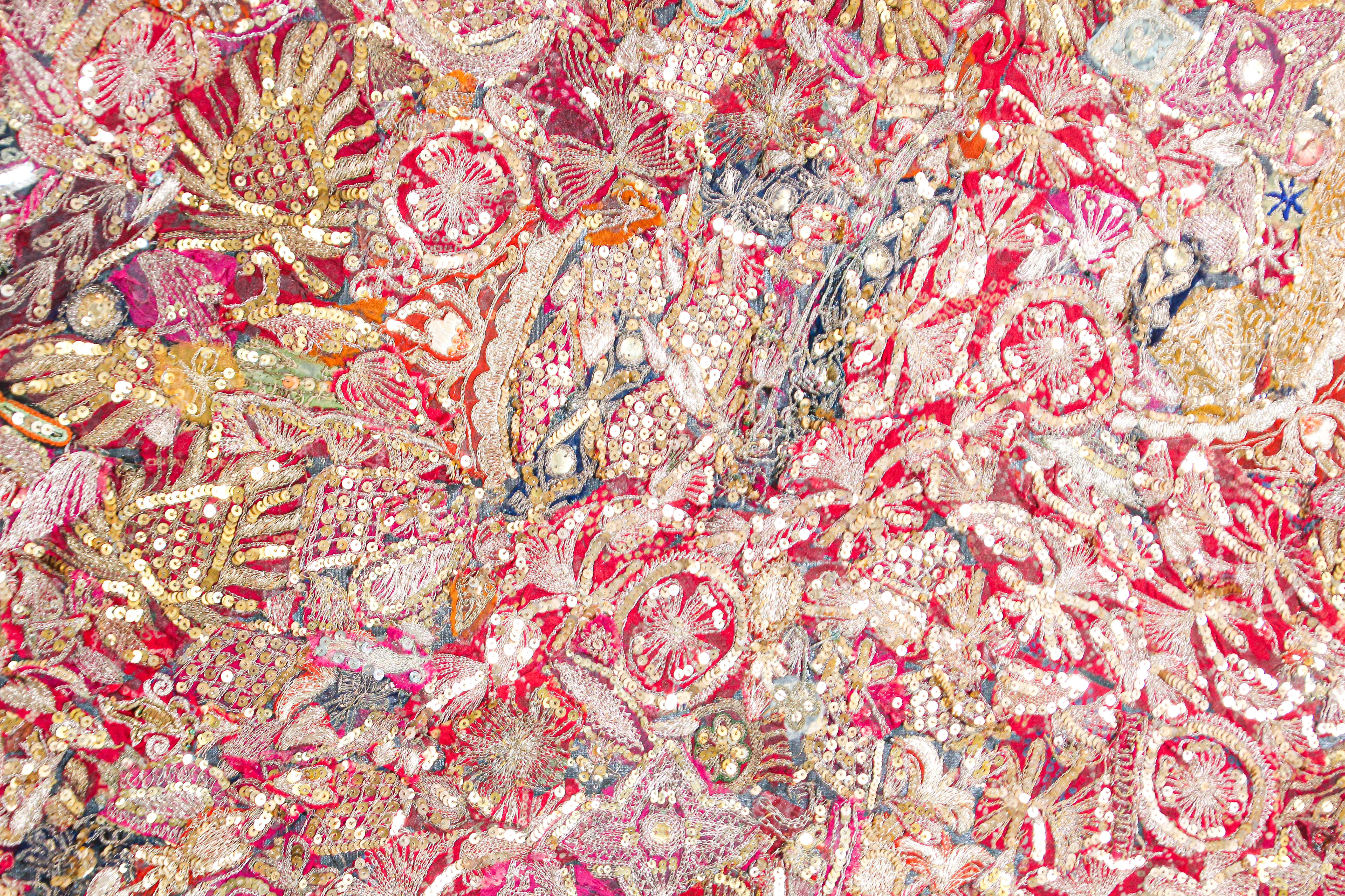 Mughal bestickter Metallfaden-Wandteppich aus Rajasthan, gerahmt im Angebot 5