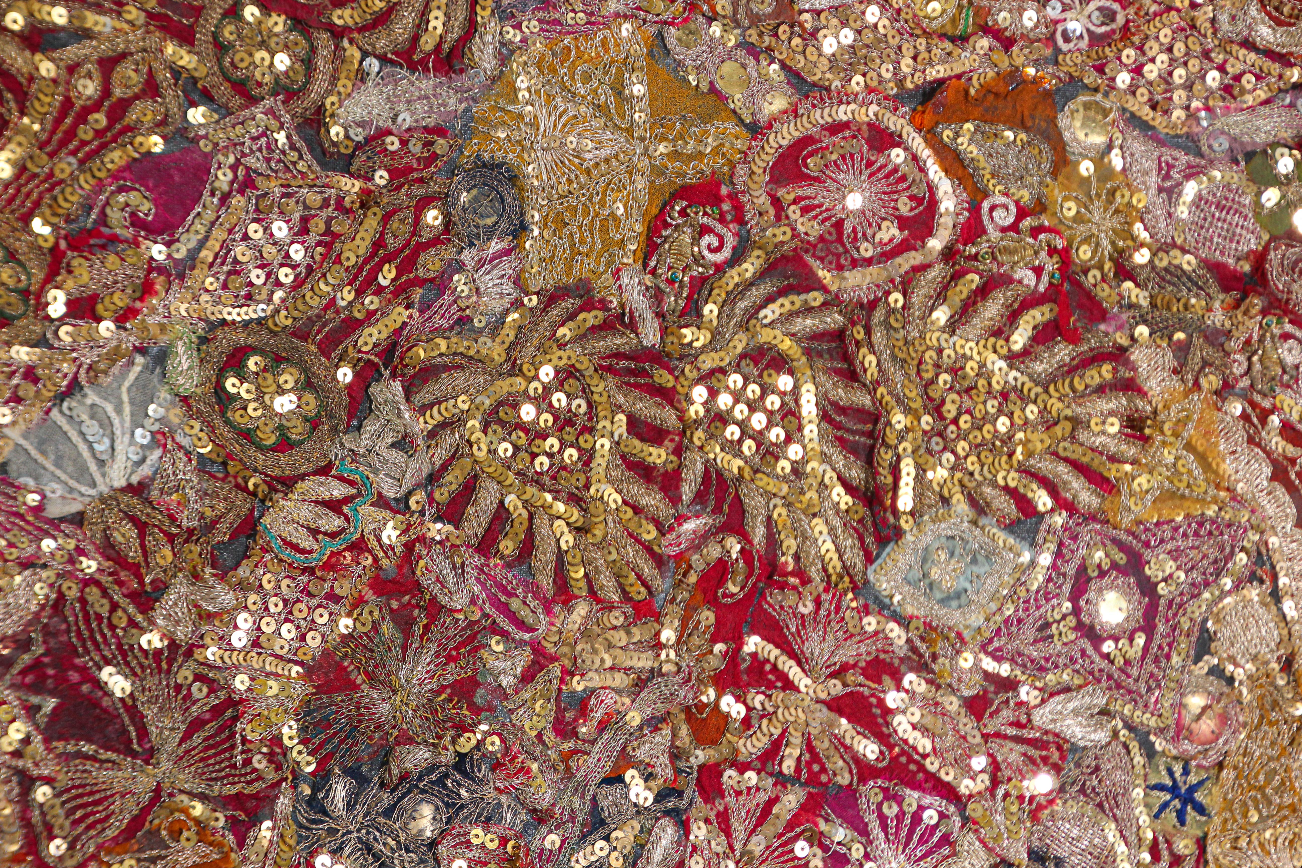 Mughal bestickter Metallfaden-Wandteppich aus Rajasthan, gerahmt im Angebot 6