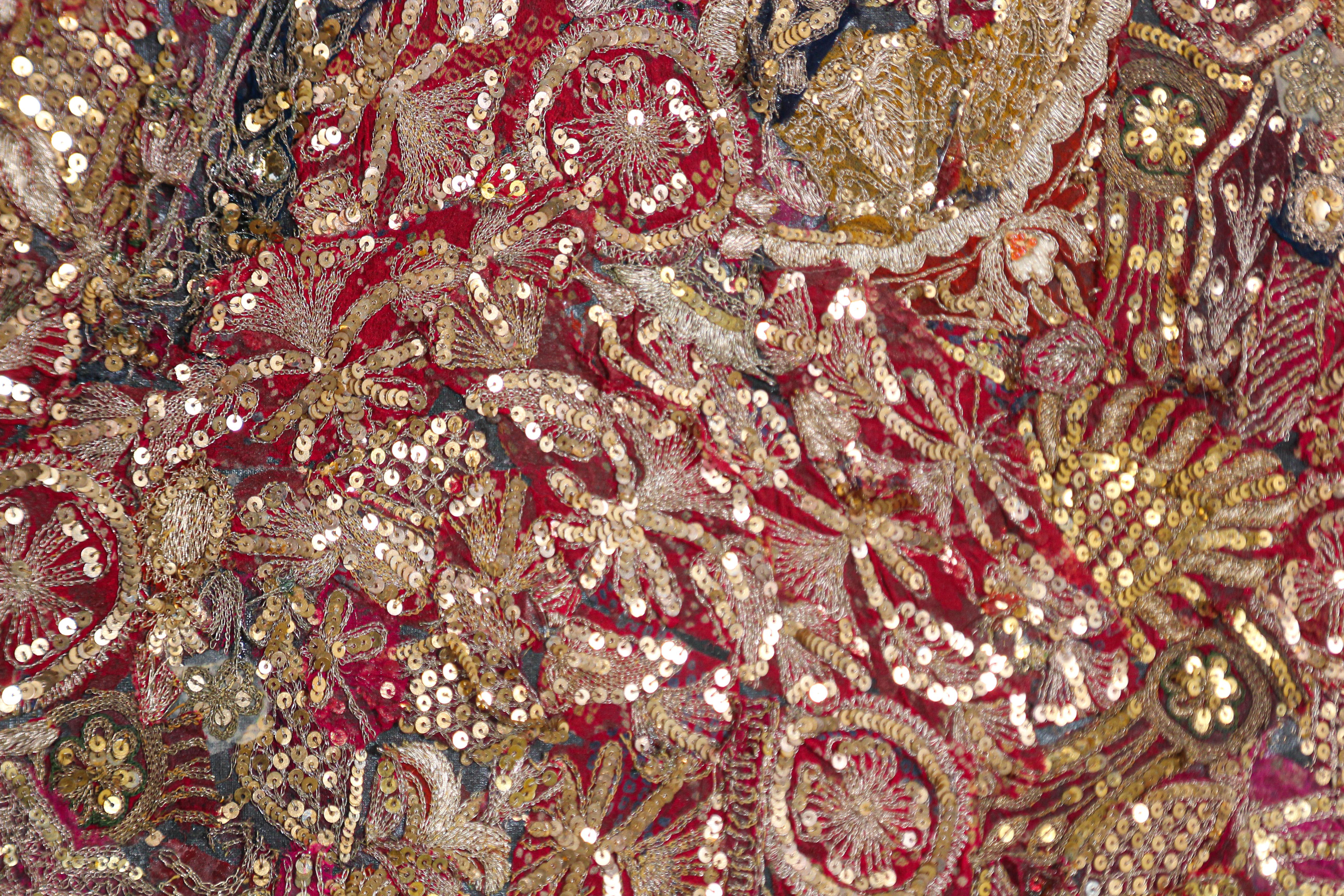 Mughal bestickter Metallfaden-Wandteppich aus Rajasthan, gerahmt im Angebot 7