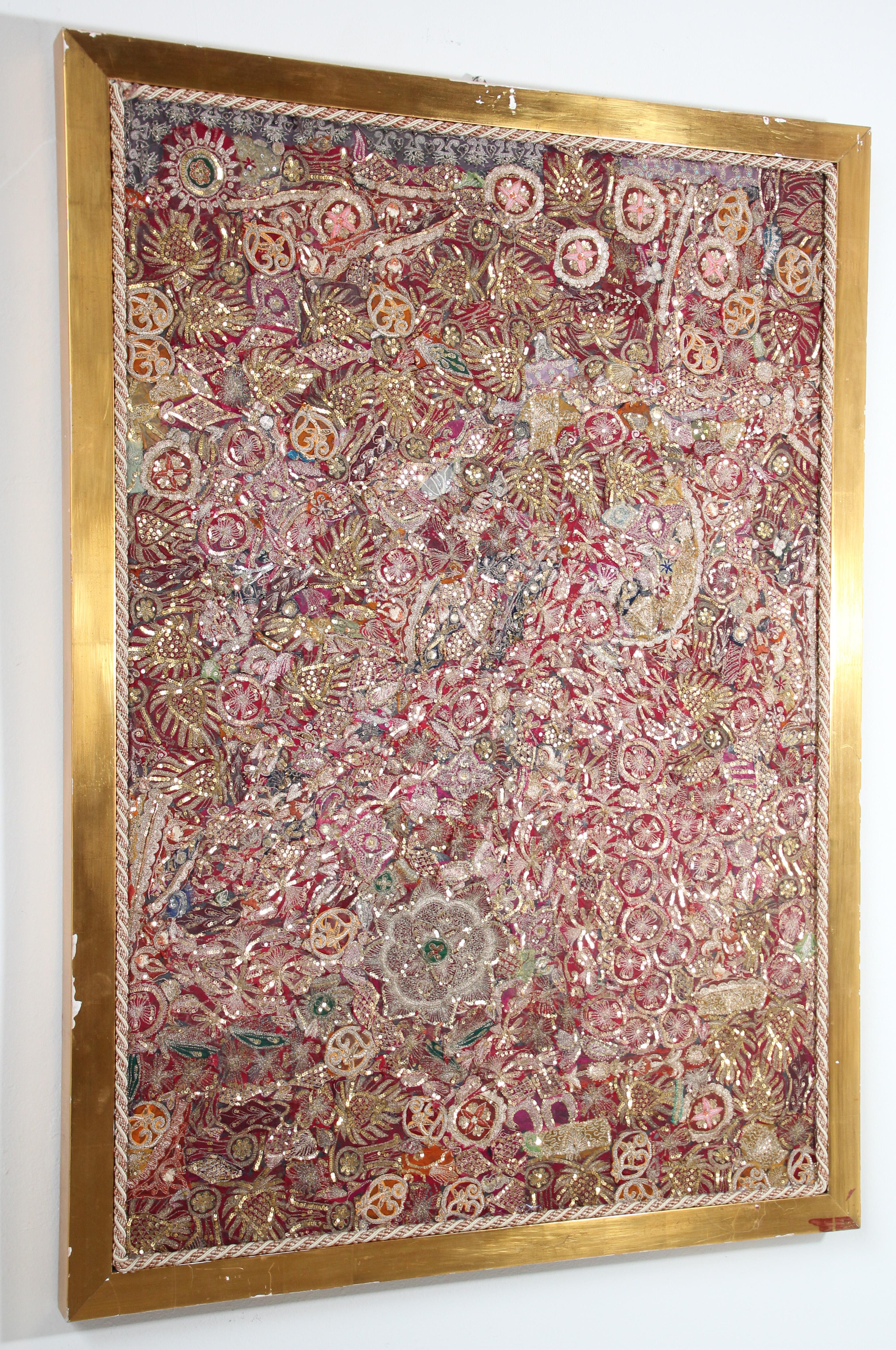 Grand cadre de tapisserie moghole brodée à la main, en soie et fils de métal, provenant du nord de l'Inde.
Les motifs fantaisistes d'art populaire asiatique de ce quilt distinctif sont réalisés avec un véritable sens de la liberté