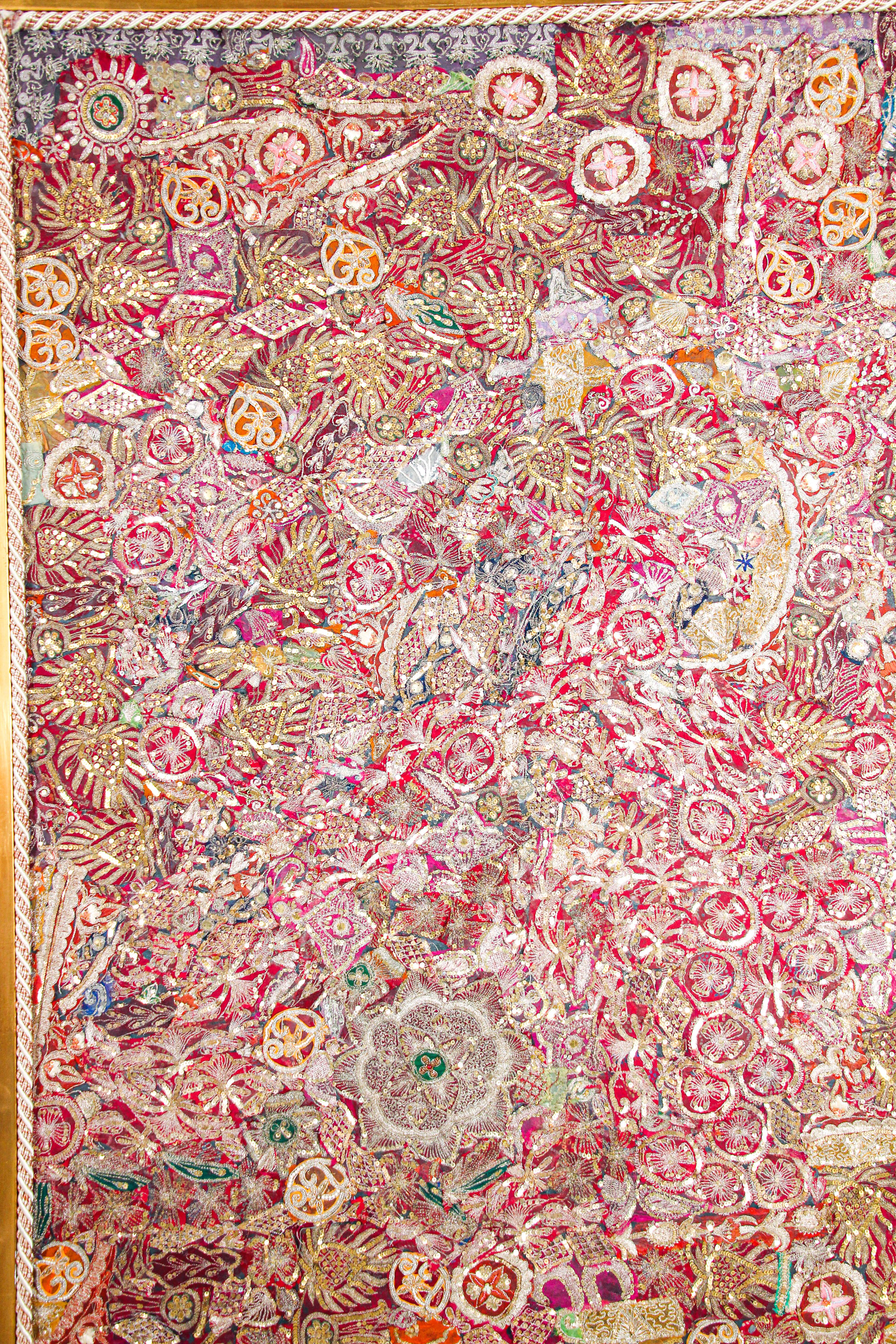 Mughal bestickter Metallfaden-Wandteppich aus Rajasthan, gerahmt im Angebot 1