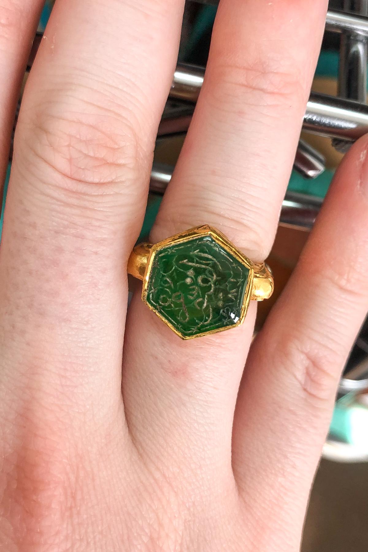 Mughal Emerald Hexagon Ring In Good Condition In New York, NY