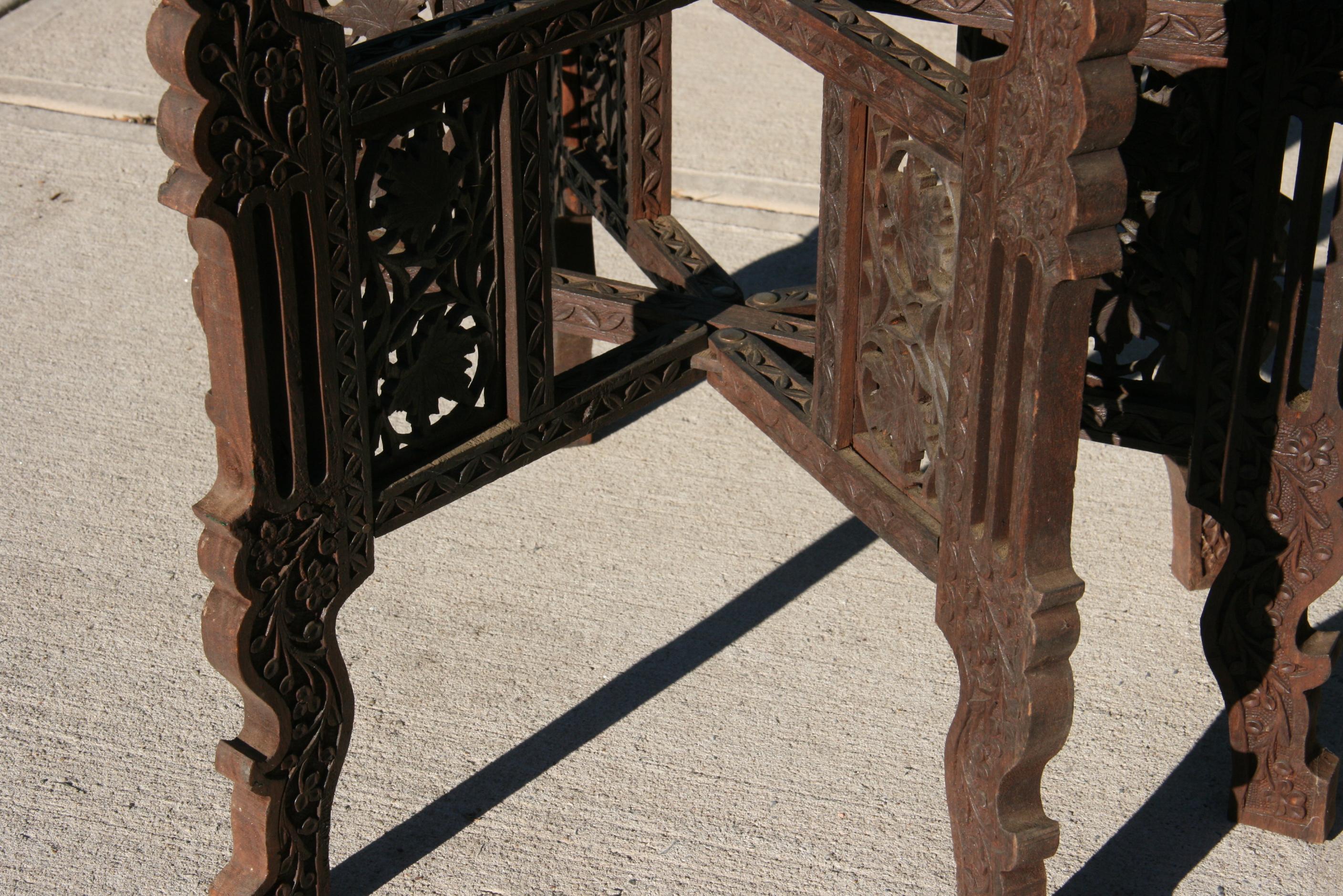 Antiker Mughal Empire-Tabletttisch aus Messing mit klappbarem Holzständer im Zustand „Gut“ im Angebot in Douglas Manor, NY