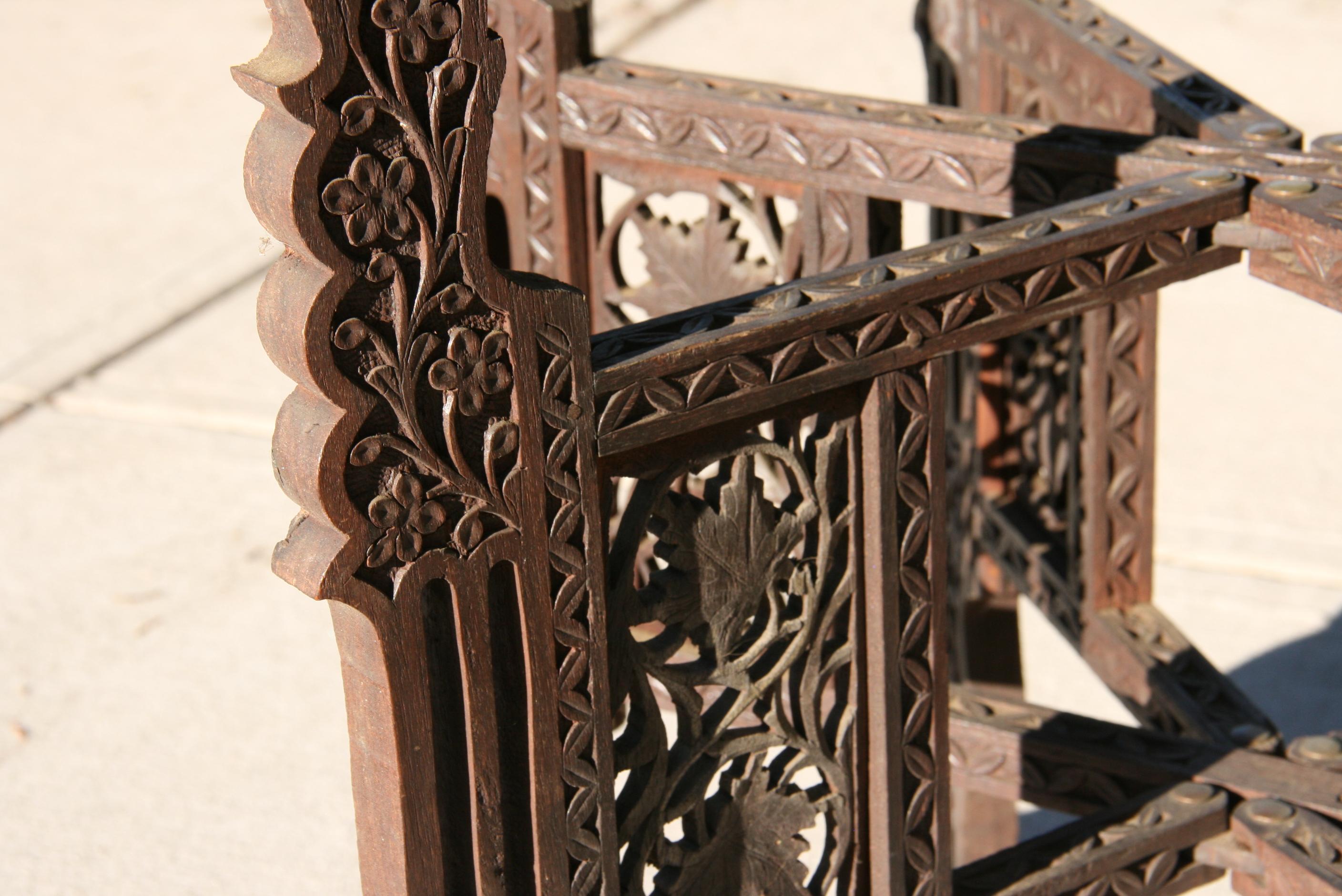 Antiker Mughal Empire-Tabletttisch aus Messing mit klappbarem Holzständer im Angebot 1