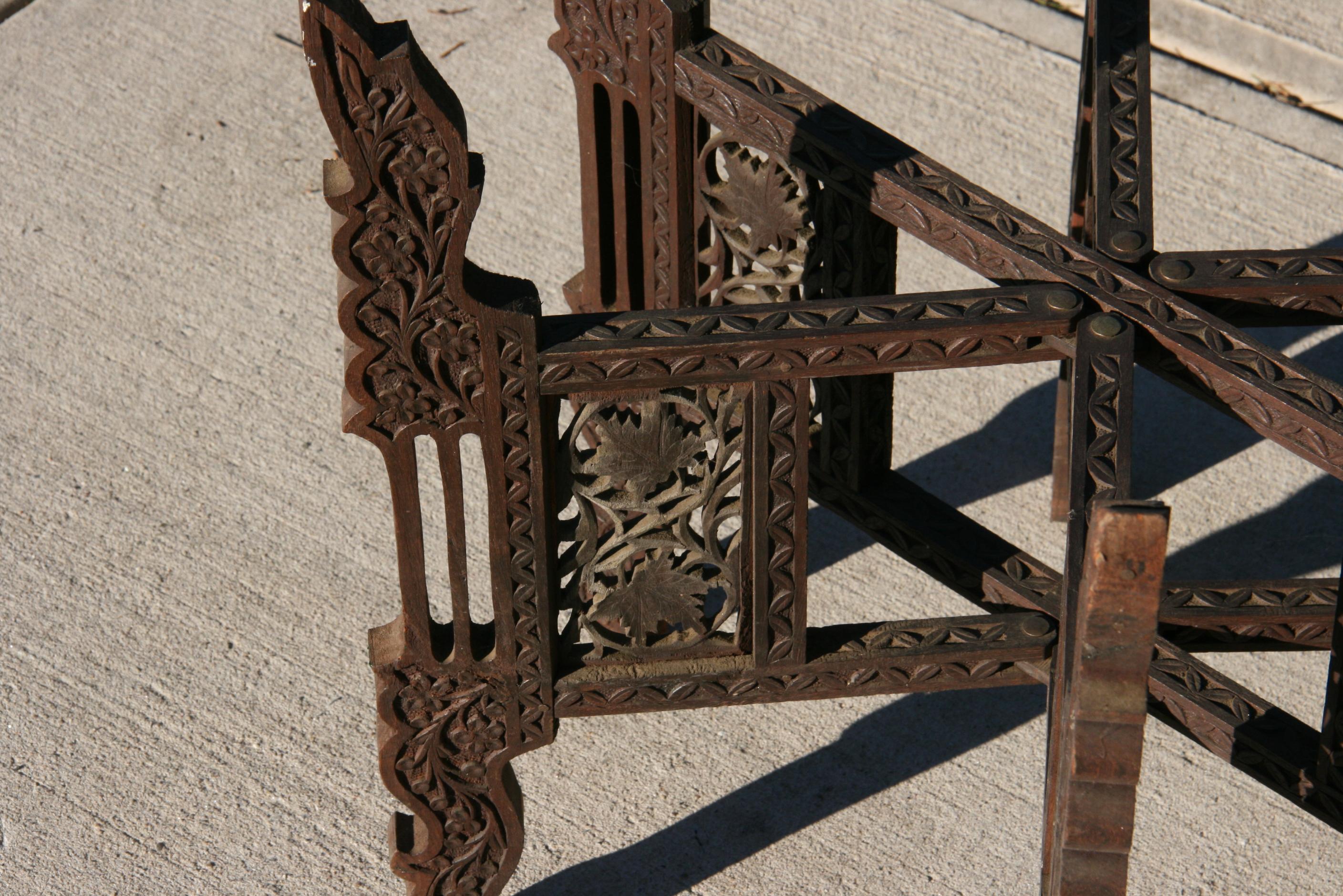 Antiker Mughal Empire-Tabletttisch aus Messing mit klappbarem Holzständer im Angebot 3