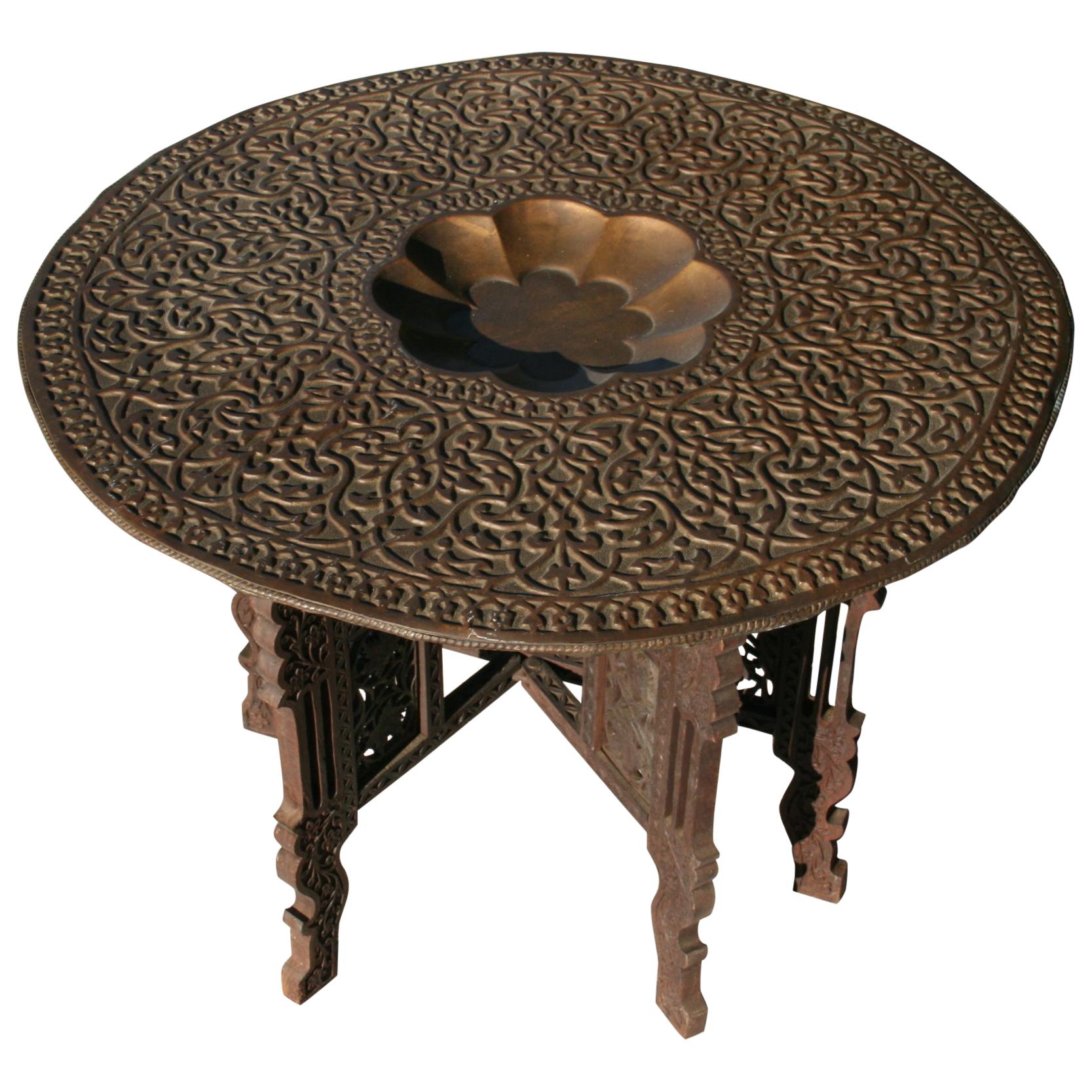 Table à plateau en laiton antique style Empire moghol avec support pliant en bois
