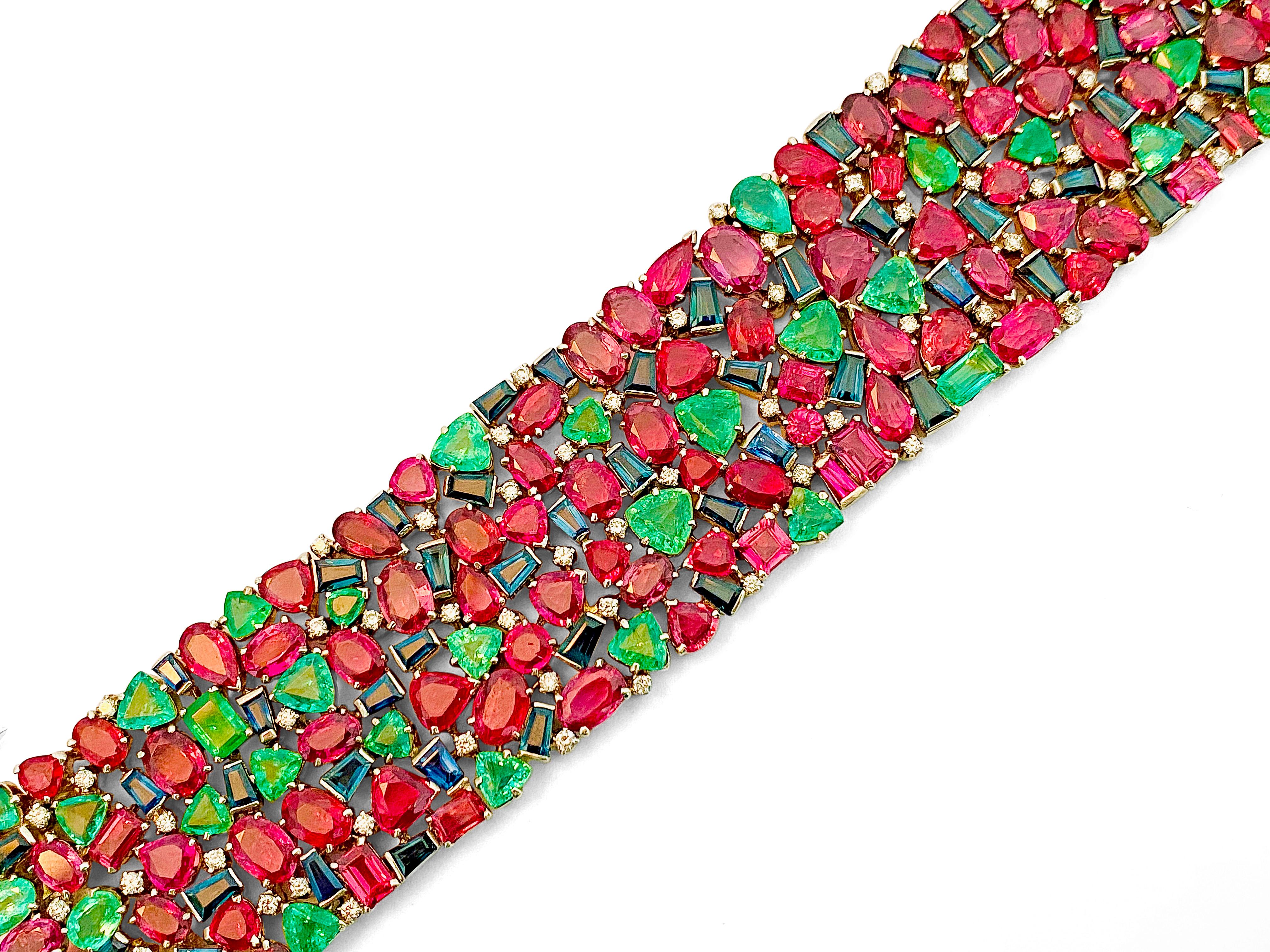 Das Armband ist aus hochwertigem 18 Karat Gelbgold gefertigt. 
Er enthält wunderschöne Edelsteine aus Burma, Kolumbien und blauen Saphiren mit einem Gesamtgewicht von über 200 Karat. 
Die Edelsteine haben einzigartige Schliffe und werden alle auf