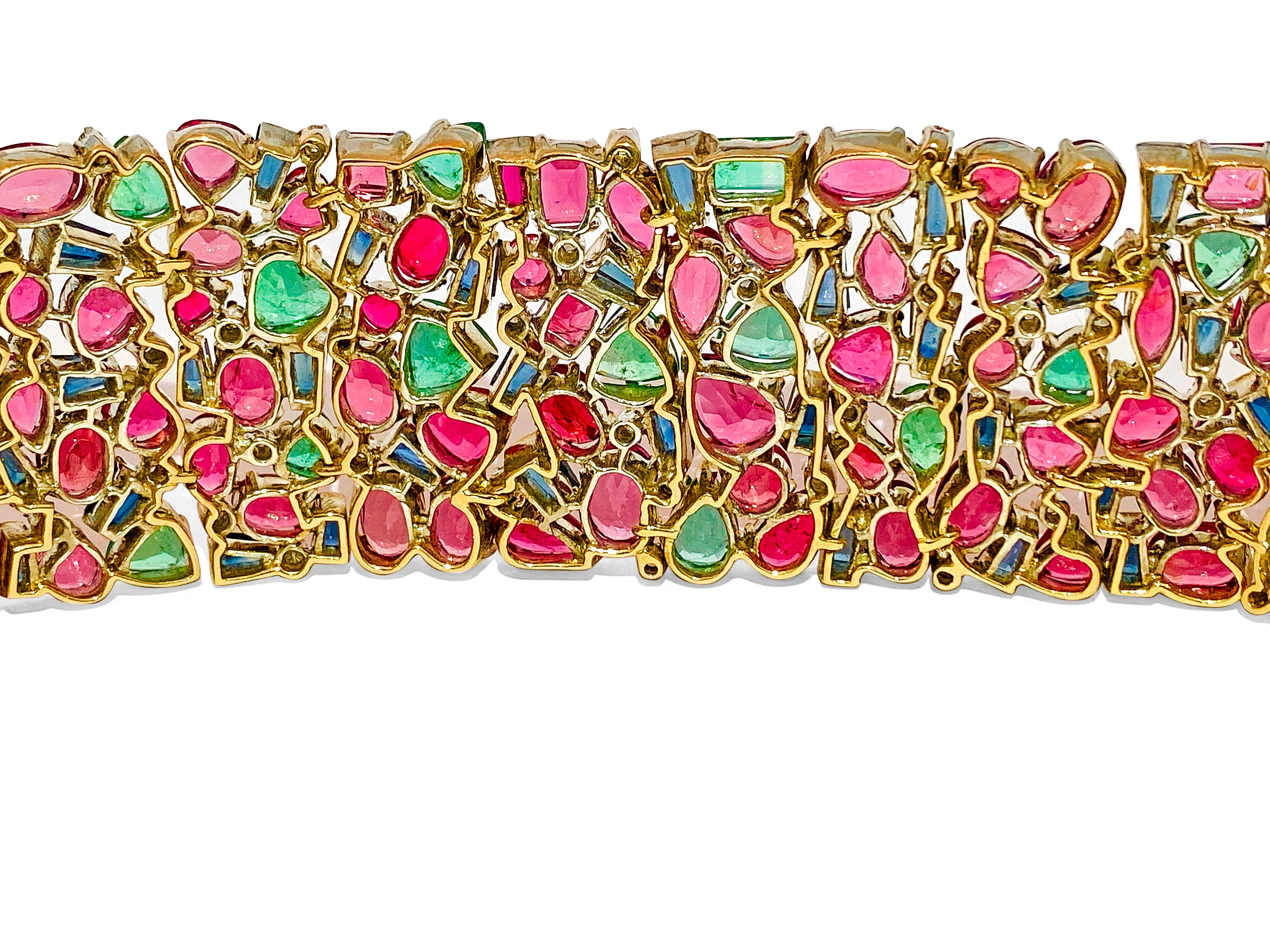 Mughal Empire: Armband aus Burma-Rubin, Smaragd und Saphir (Smaragdschliff) im Angebot