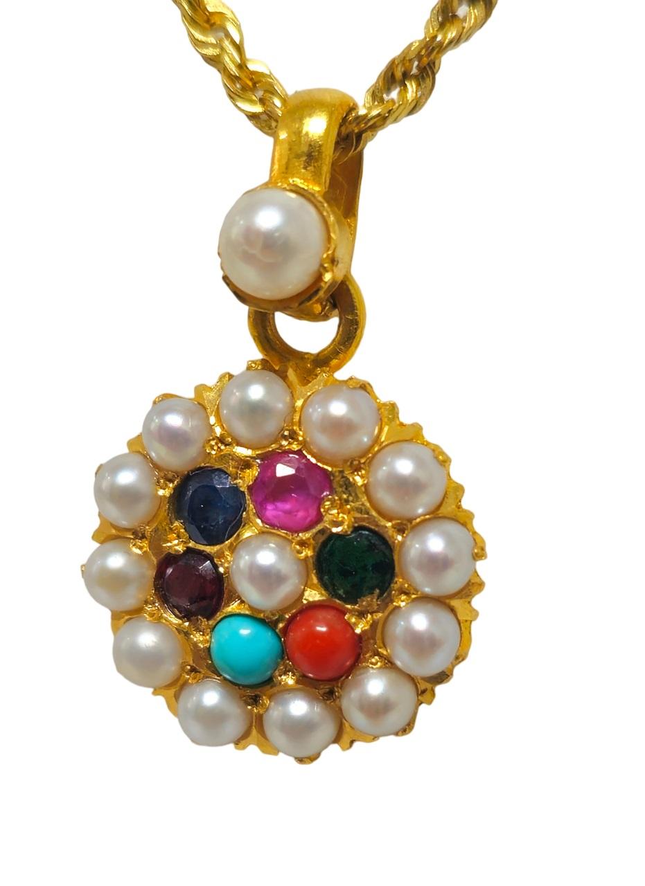 Prova un'eleganza esotica con il nostro anello in oro giallo 22k in stile mediorientale e indiano, impreziosito da un'incredibile gamma di pietre preziose come perle, smeraldi, rubini, zaffiri blu, coralli, zaffiri rosa e turchesi. Realizzato con