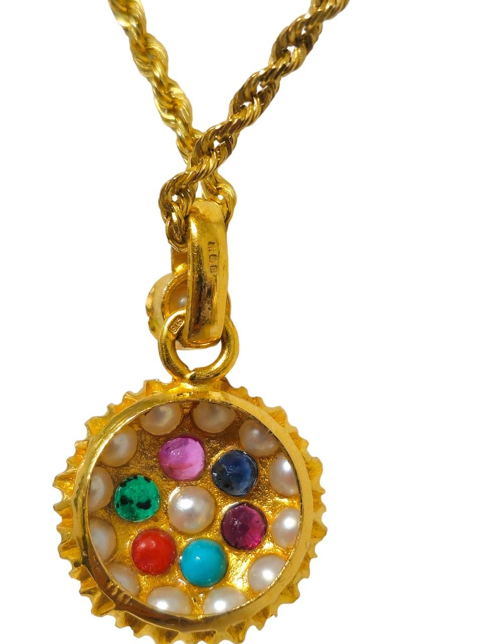 Taglio rotondo Ciondolo multigemma d'epoca in oro giallo 22k in stile impero Mughal in vendita
