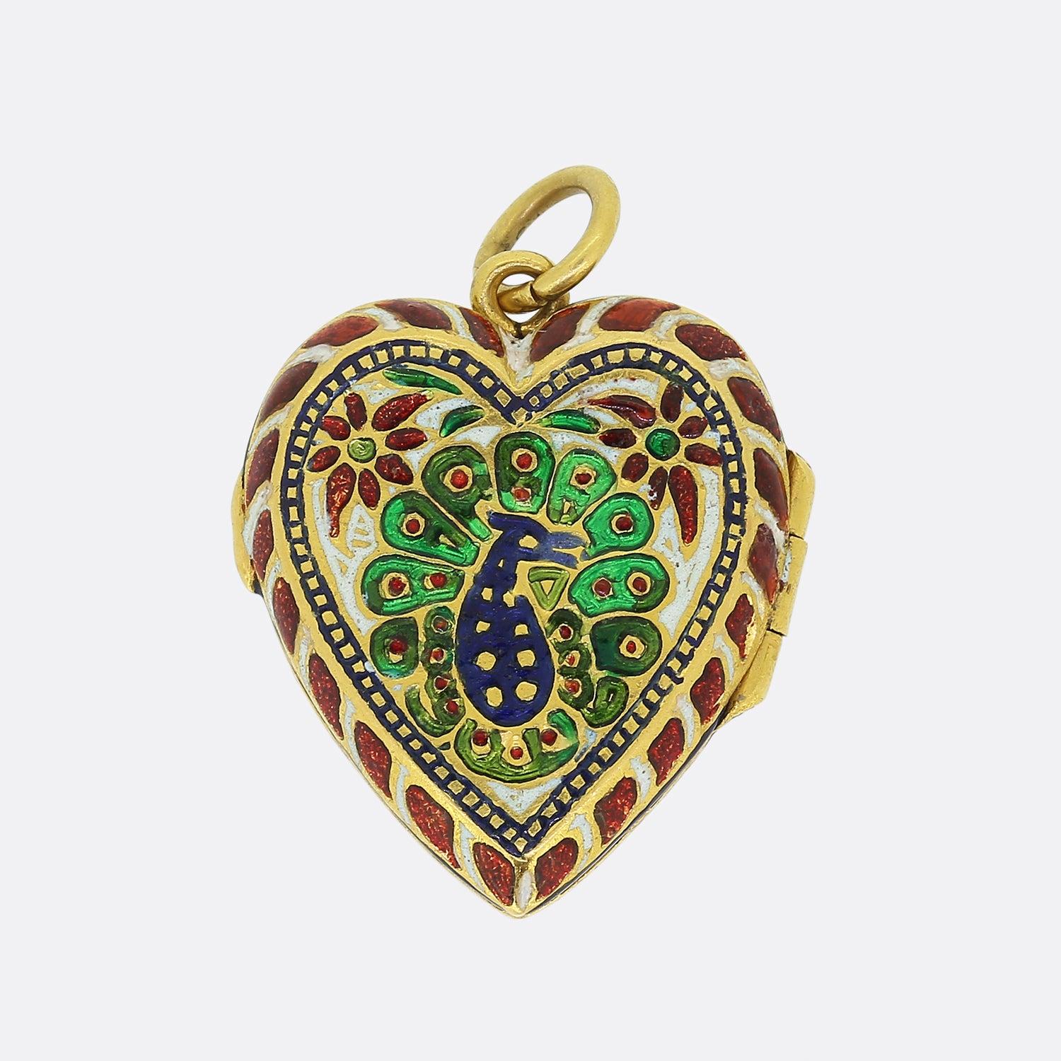 Nous avons ici un remarquable médaillon en forme de cœur produit à l'époque moghole. Les bijoux moghols sont réputés pour leurs motifs exotiques, les oiseaux, les fleurs et les cachemires étant les thèmes les plus courants à l'époque, et cette pièce