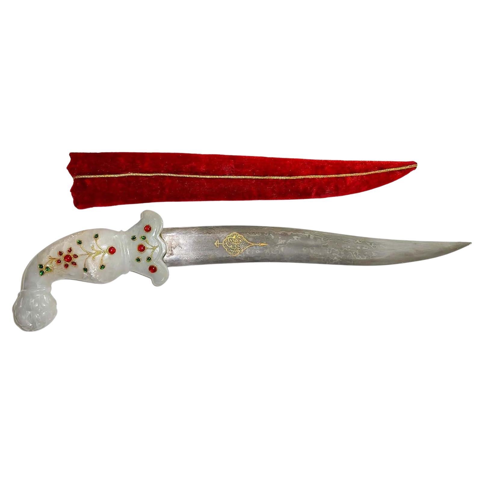 Mughal-Edelsteinbesetzter Jade-Hilted Dagger & Scabbard im Angebot