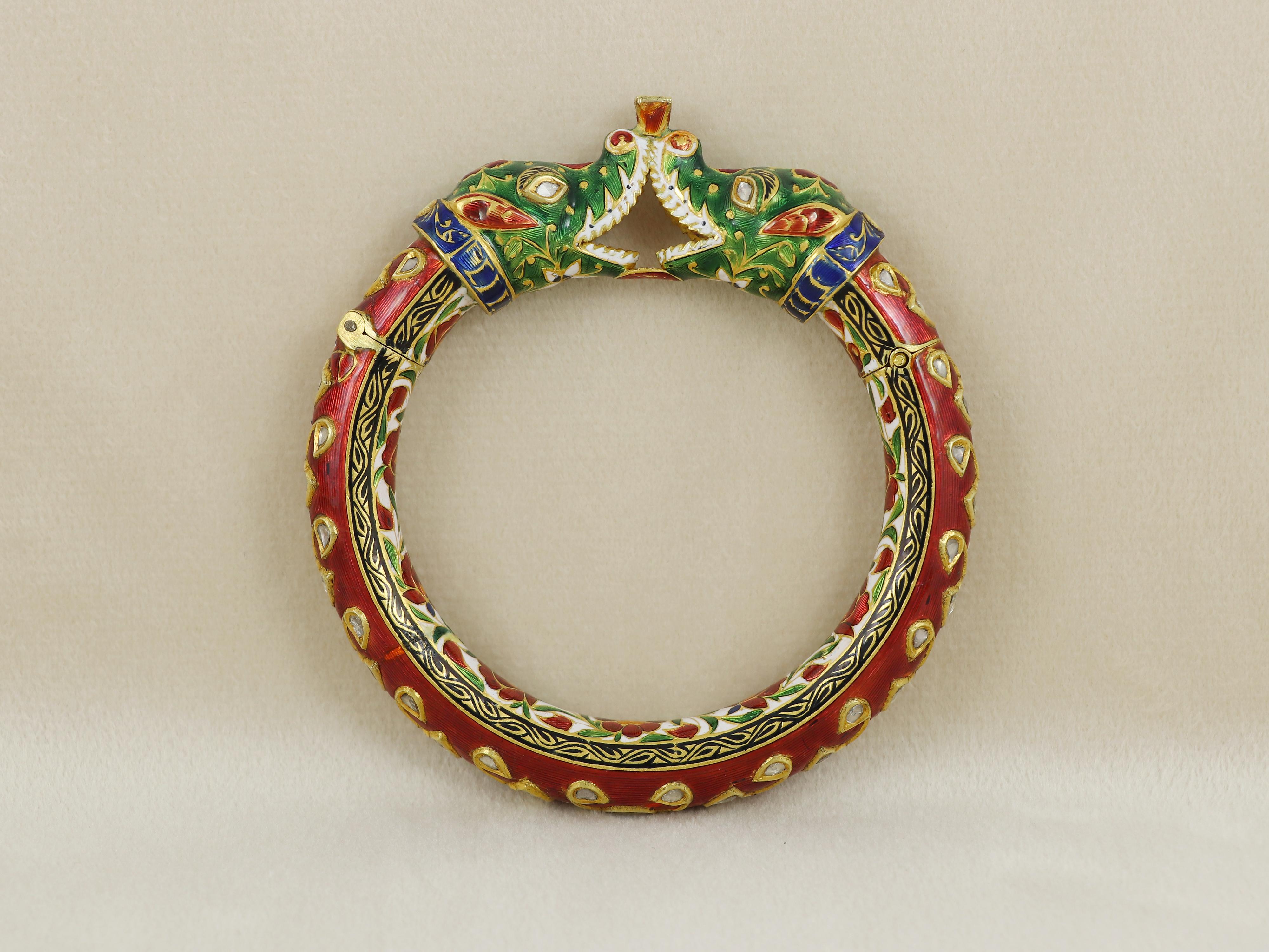 Un braccialetto con un design storico a 22 carati, con terminali a testa di makra (coccodrillo in sanscrito) contrapposti. Su questo braccialetto sono incastonati diamanti sfaccettati e tagliati a tavola di varie forme, incastonati con una montatura
