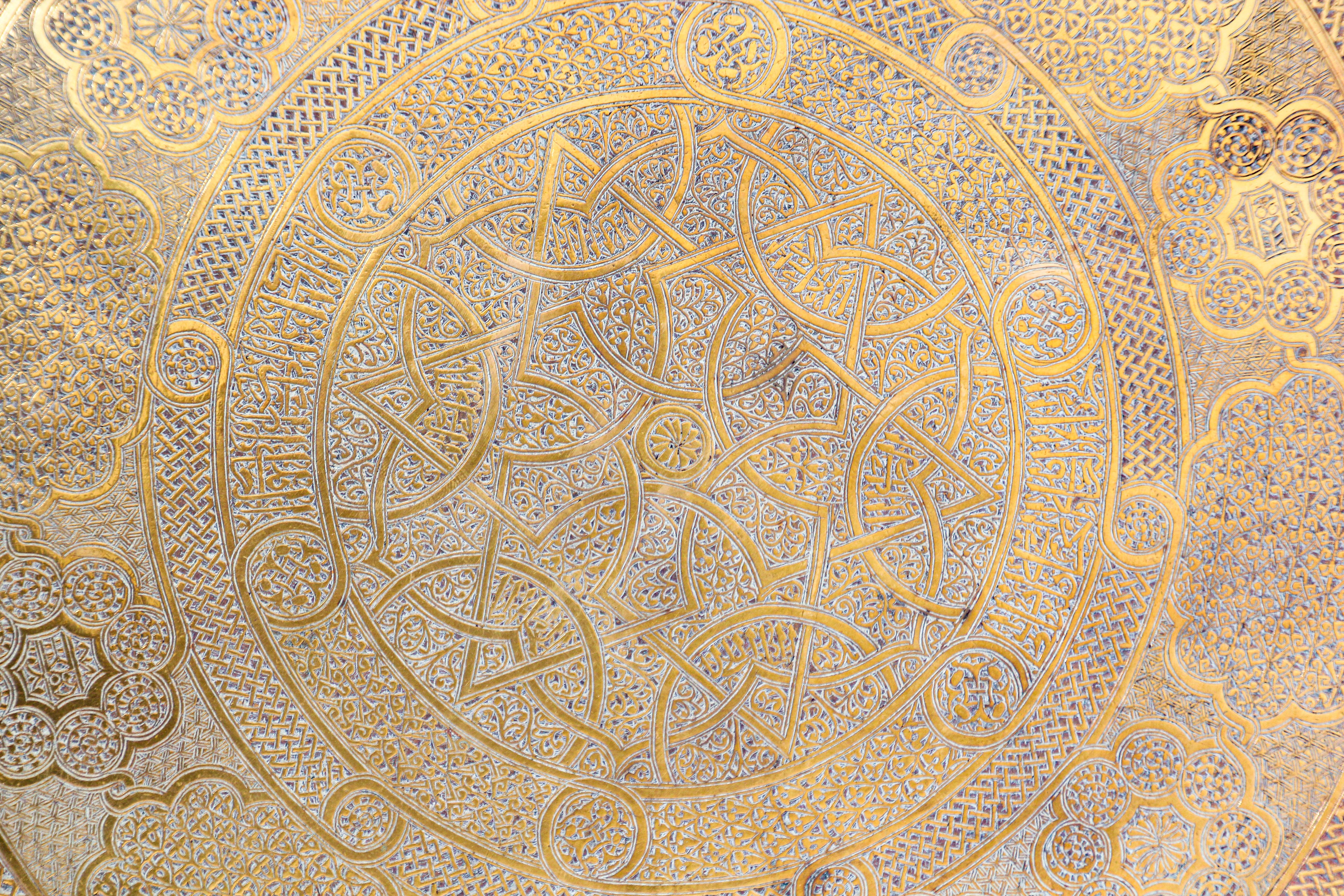 Indien Plateau rond en laiton moghol avec écriture islamique en vente