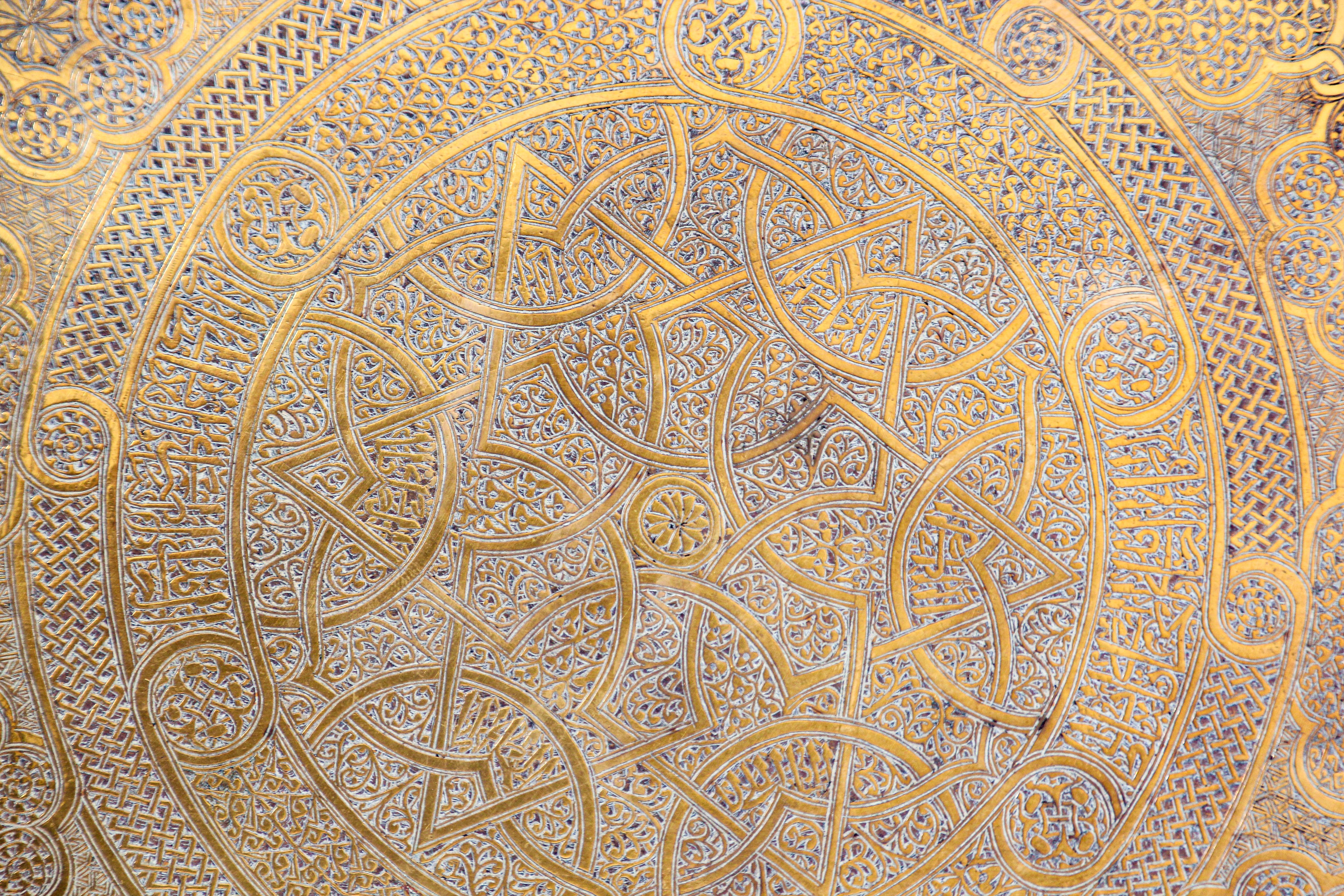 Plateau rond en laiton moghol avec écriture islamique Bon état - En vente à North Hollywood, CA