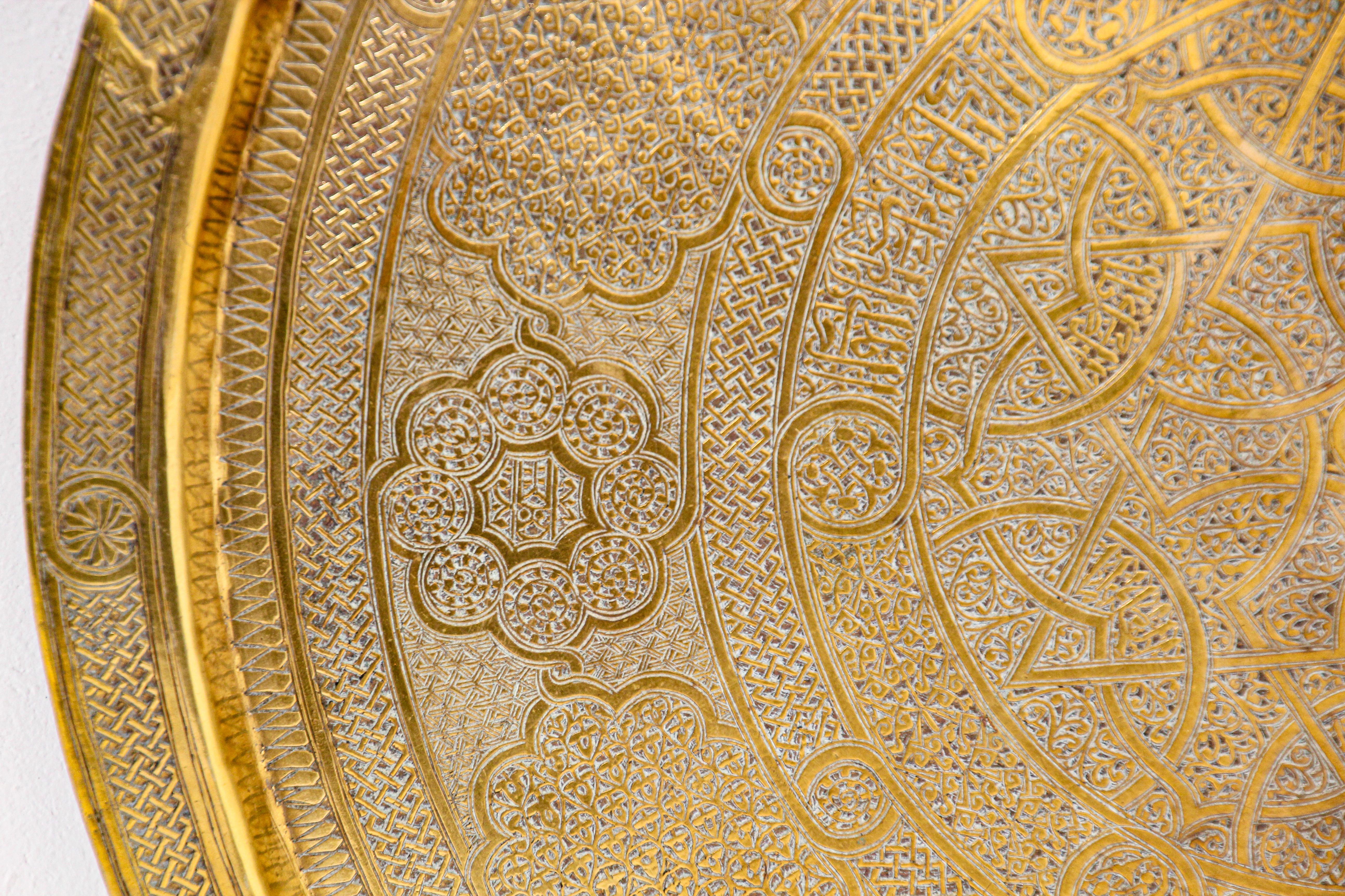Laiton Plateau rond en laiton moghol avec écriture islamique en vente