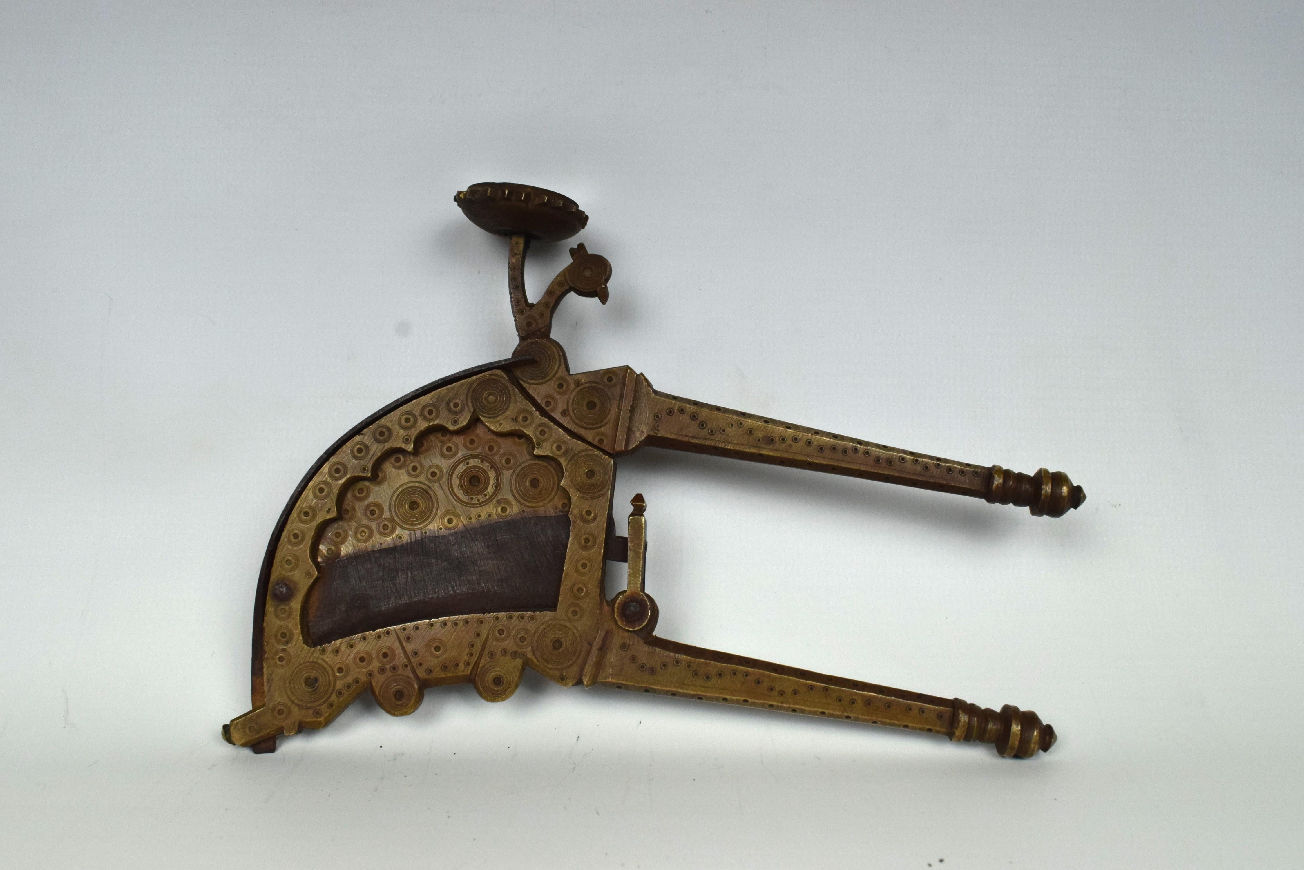 Un coupeur de noix de bétel en laiton moghol du XIXe siècle, également appelé 