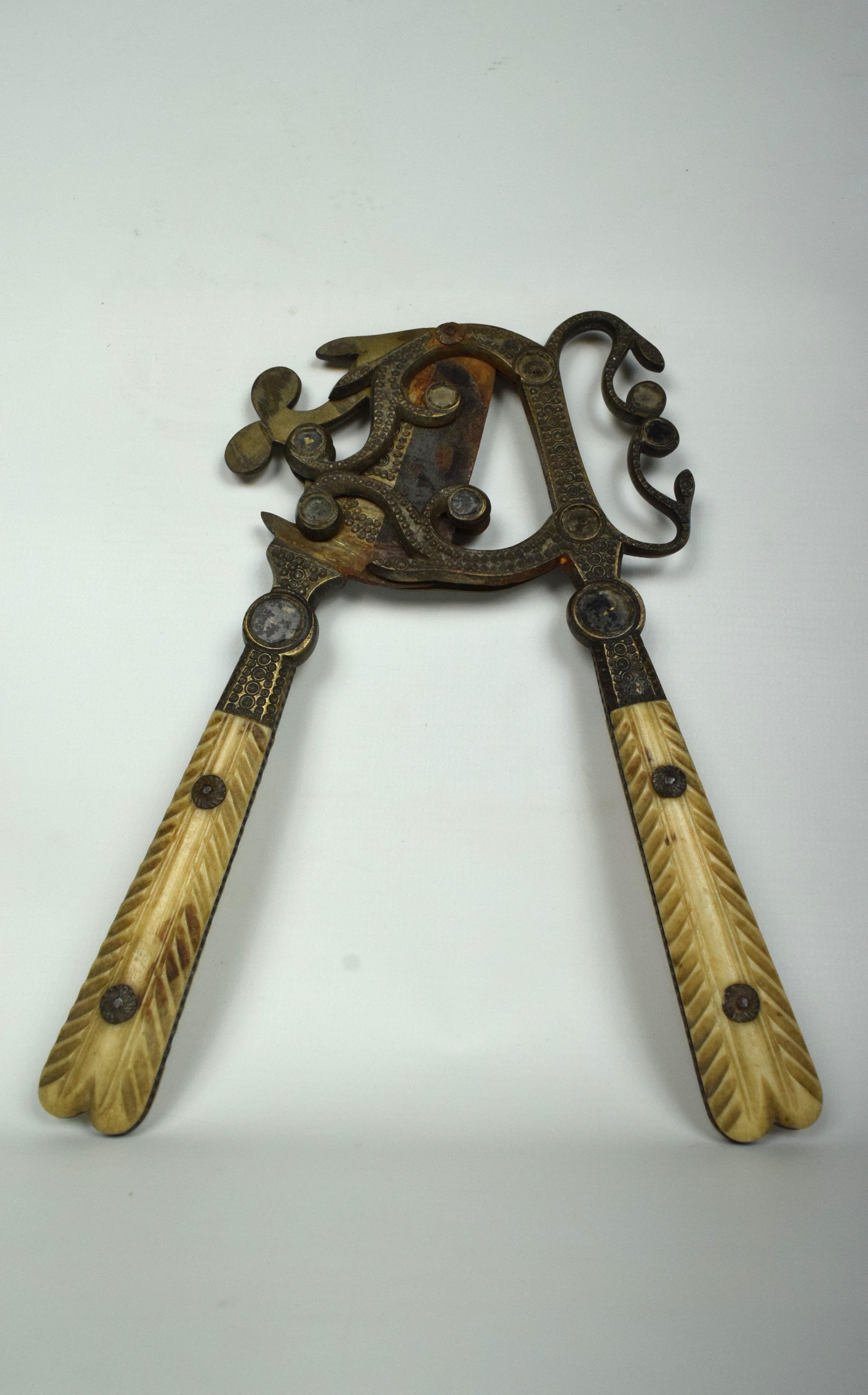 Mughal Indian Betel Nut Cutter, Mid 19th Century In Good Condition For Sale In Islamabad, PK