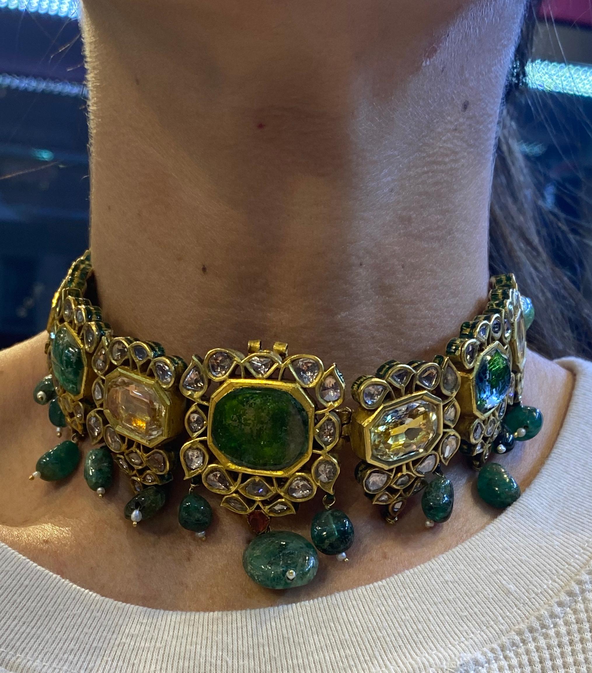 Halskette mit indischem Mughal-Smaragd (Smaragdschliff) im Angebot