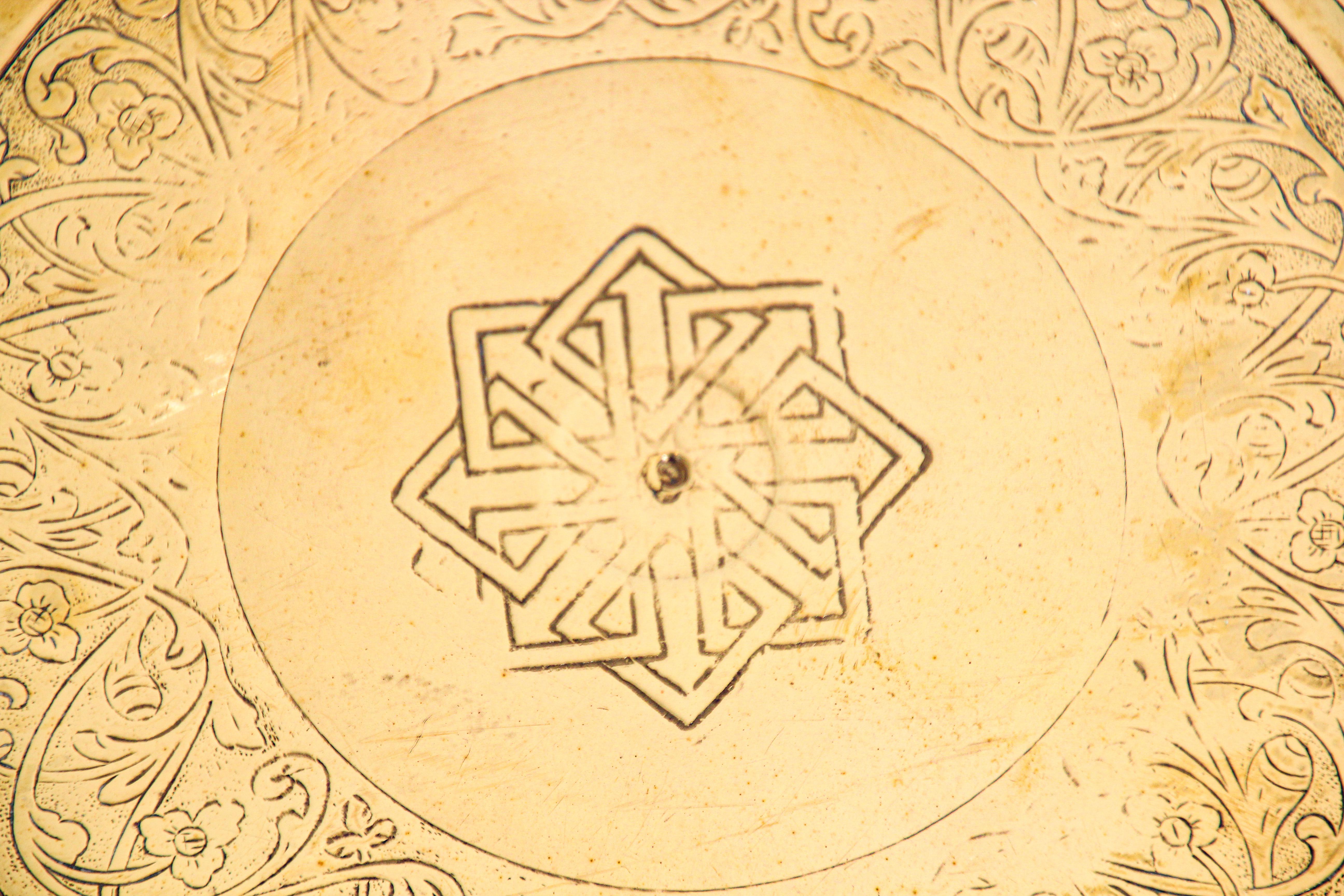 Plateau décoratif en laiton mauresque martelé de style moghol indien Handcraft en vente 1