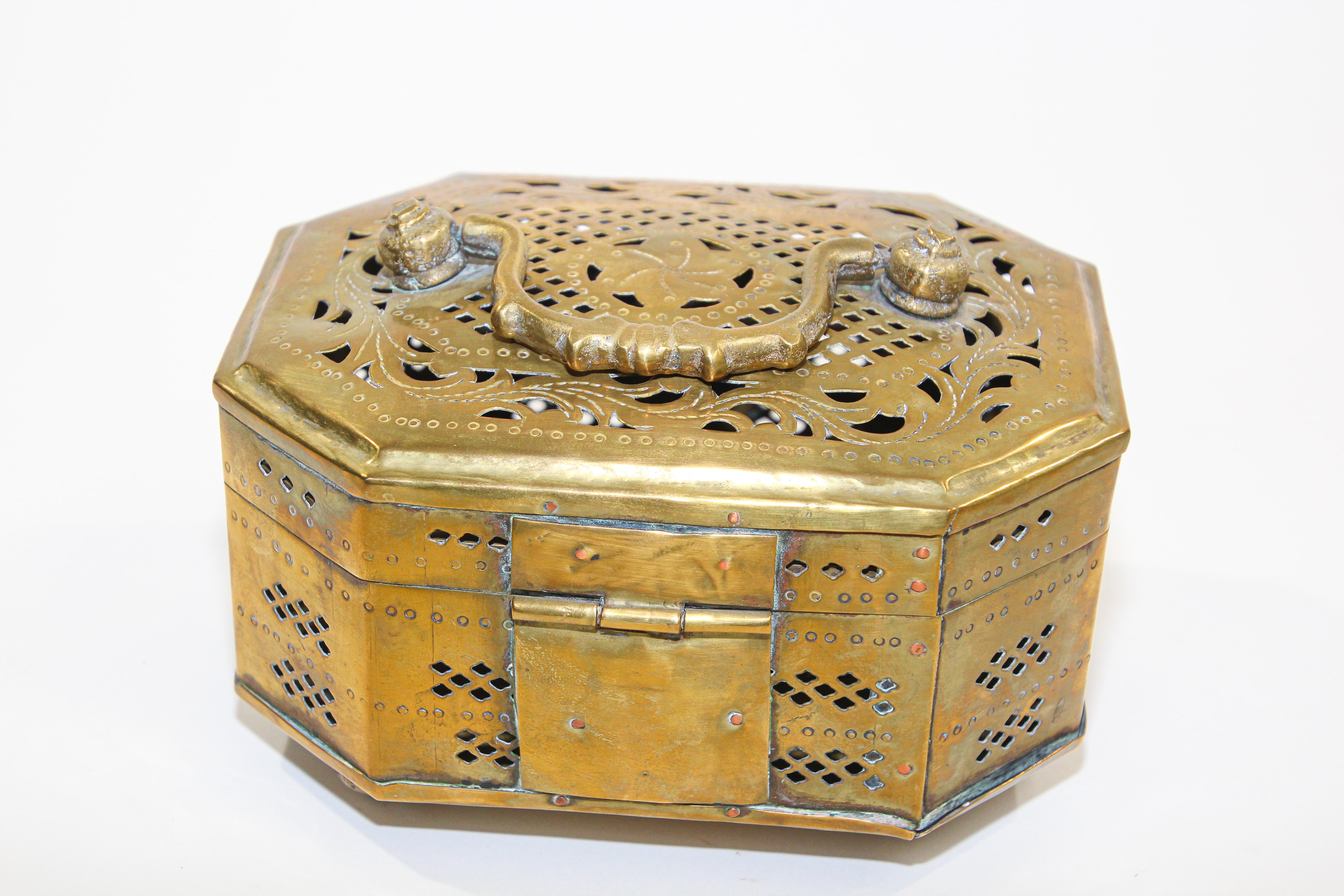 Mughal Indian Polished Brass Pierced Incense Box In Good Condition For Sale In North Hollywood, CA