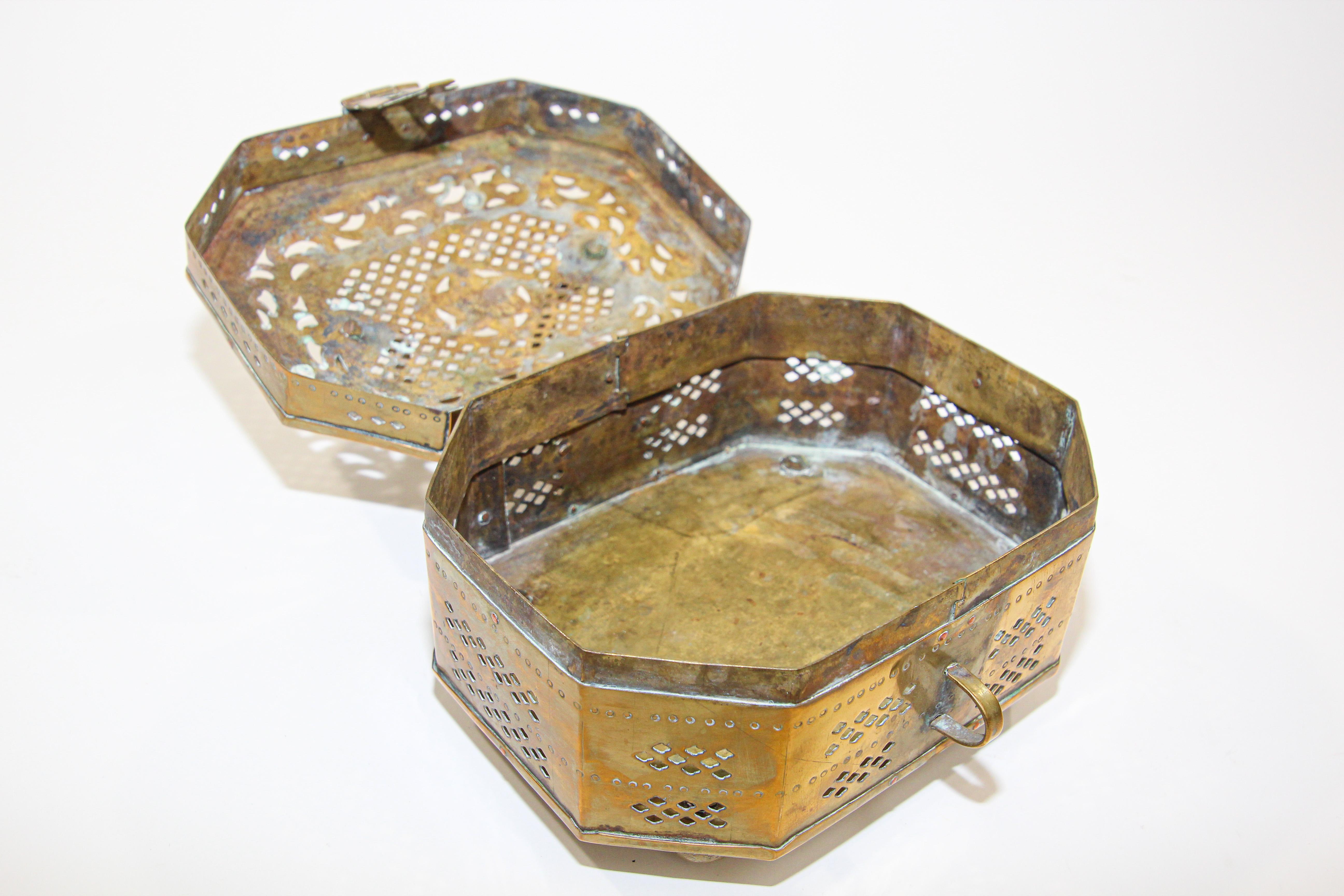 Ottone Scatola d'incenso Mughal indiana in ottone lucido con piercing in vendita