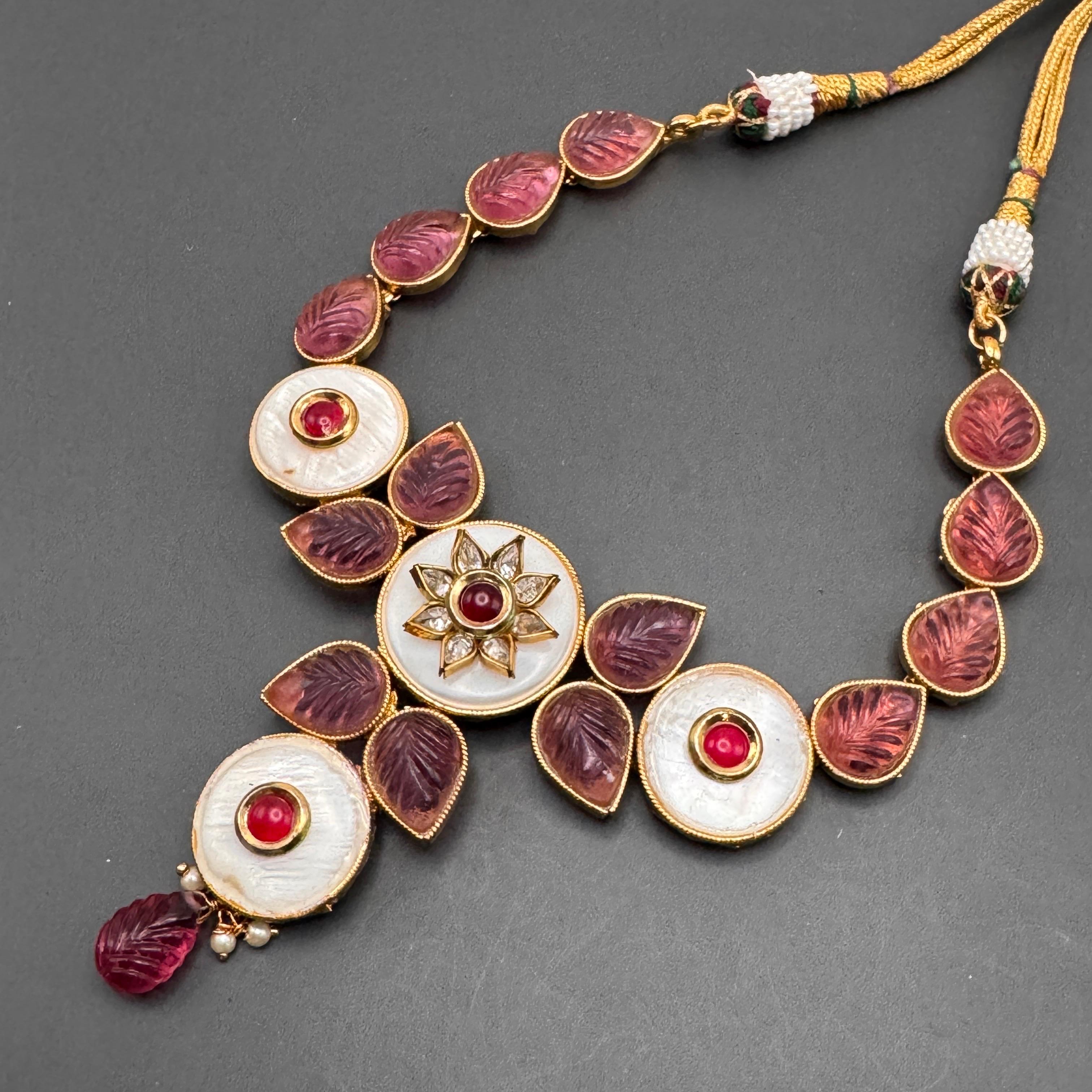Anglo-indiano Collana vintage di ispirazione moghul con intarsi in vetro e madreperla in vendita