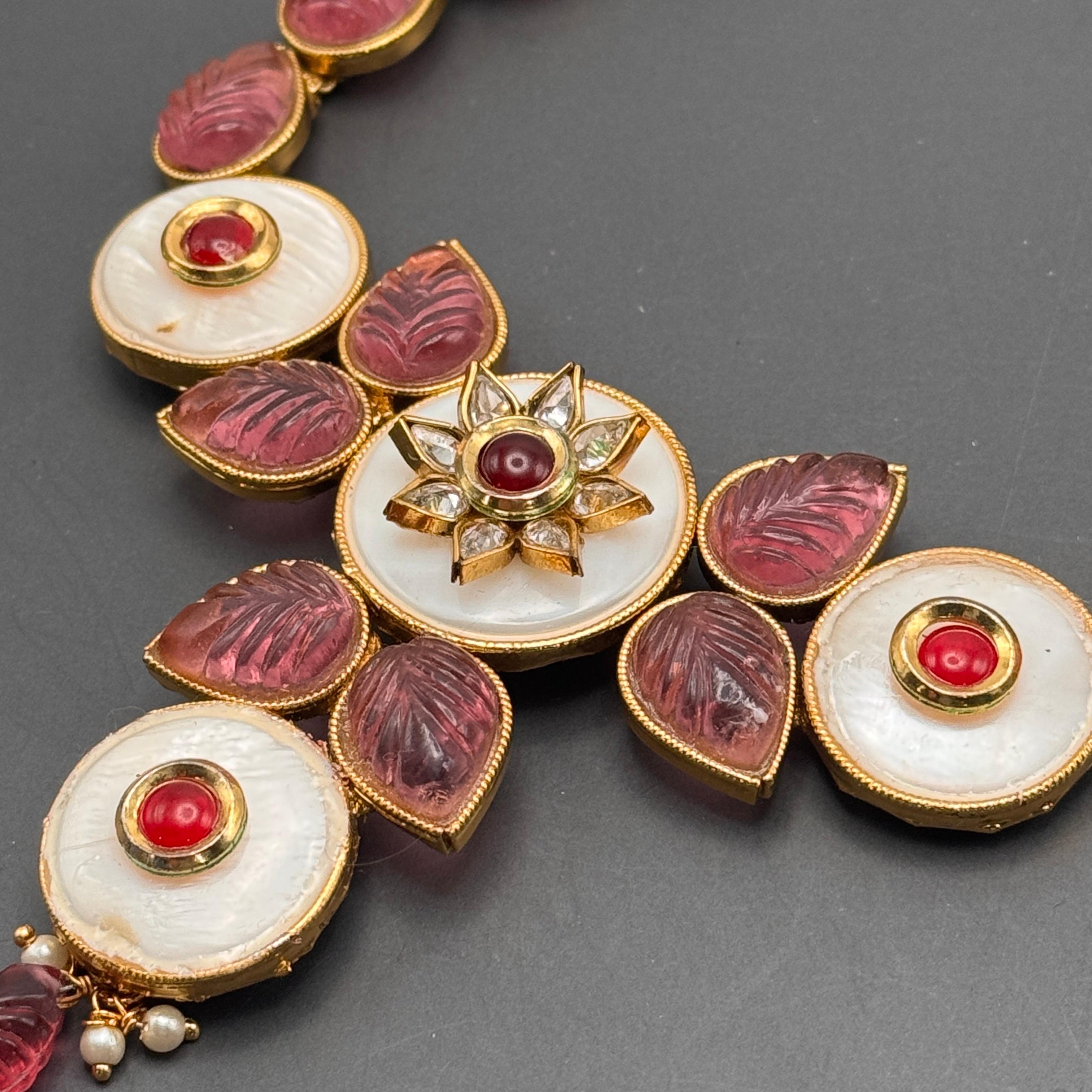 Collana vintage di ispirazione moghul con intarsi in vetro e madreperla in vendita 2