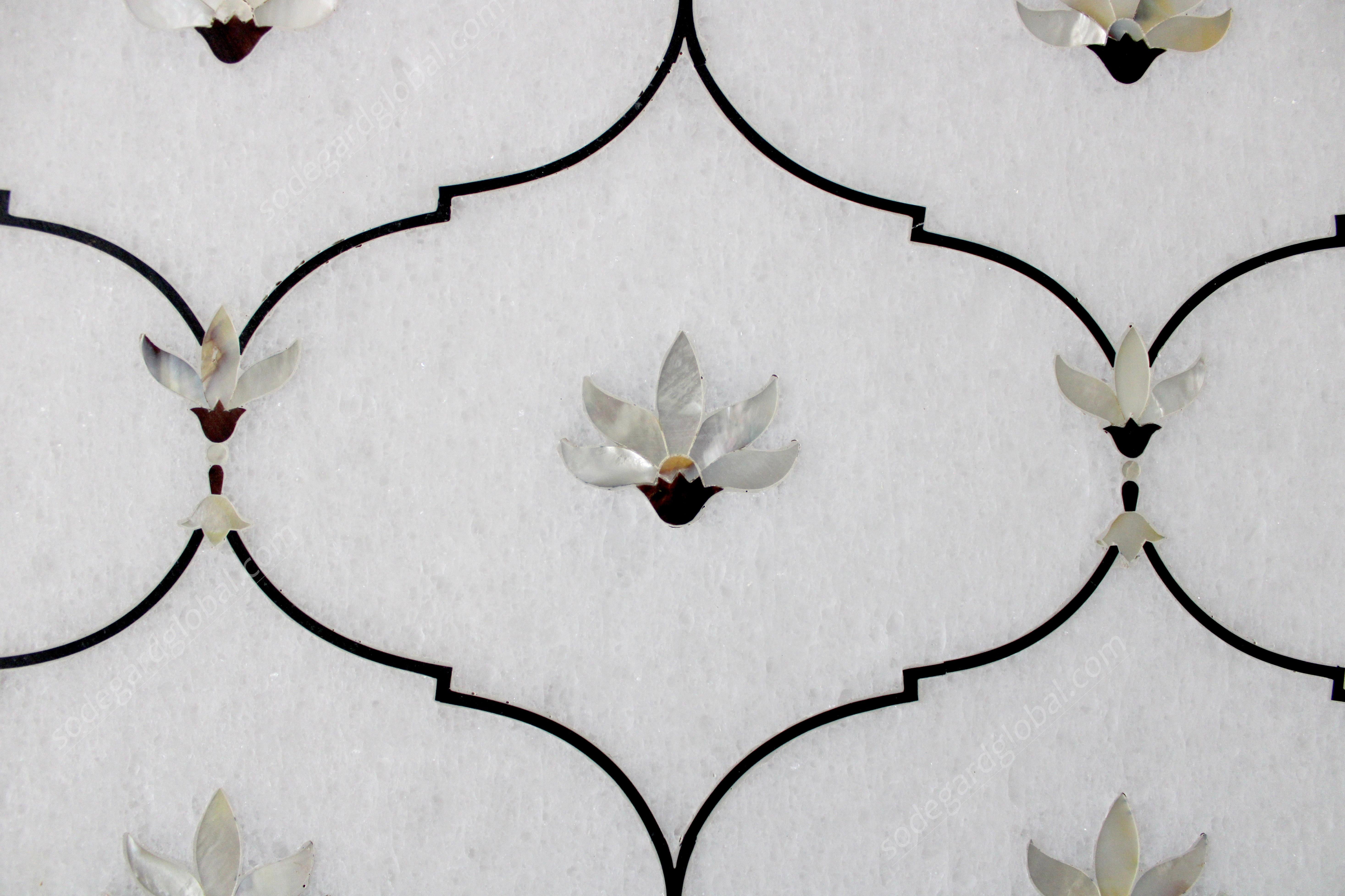 Marbre Table de salle à manger moghol avec incrustation de lotus en marbre blanc « Top Only » de Stephanie Odegard en vente