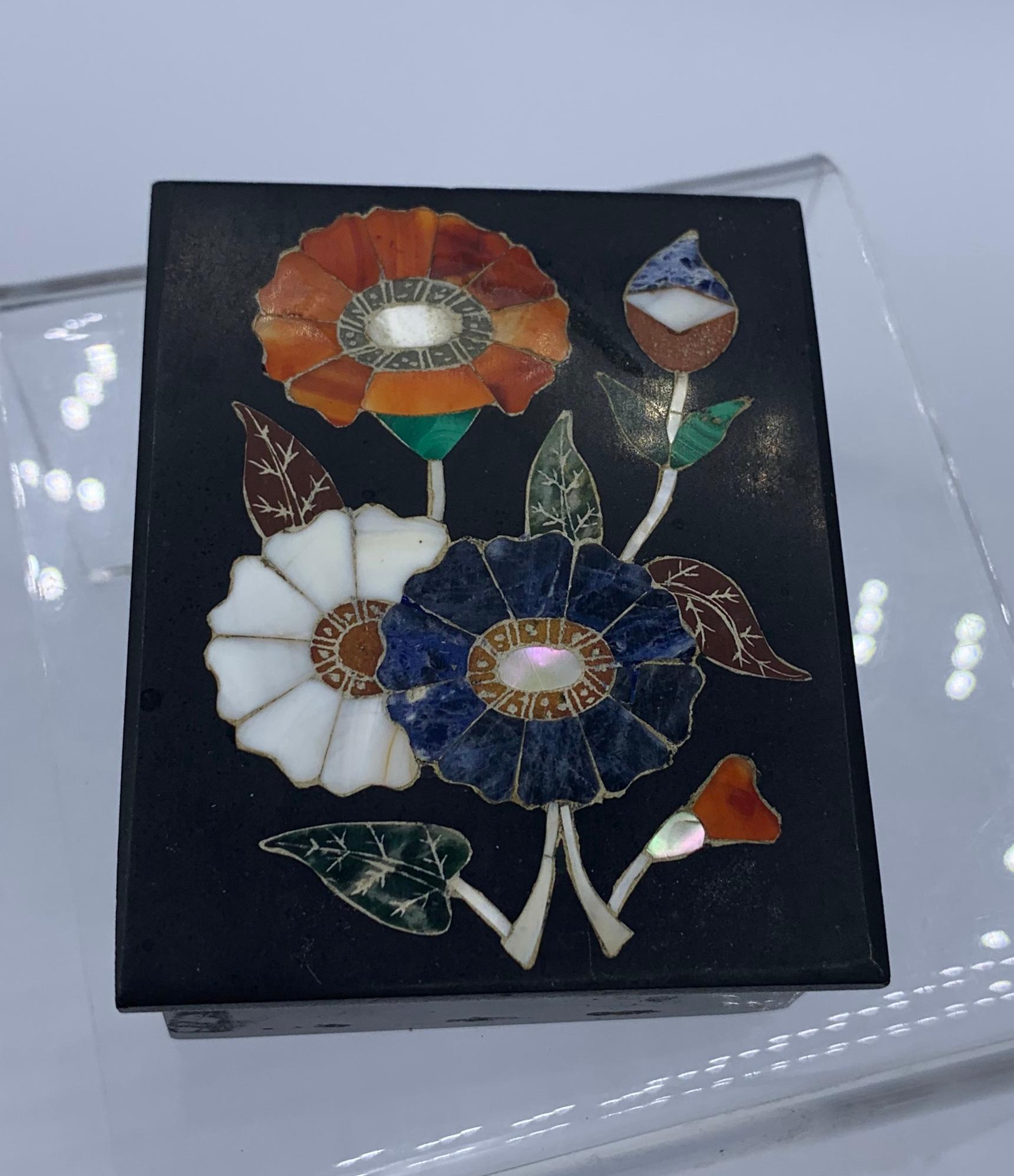 Women's or Men's Mughal Pietra Dura Flower Motif Inlaid Marble Box Rajasthan India Lapis Malachit For Sale